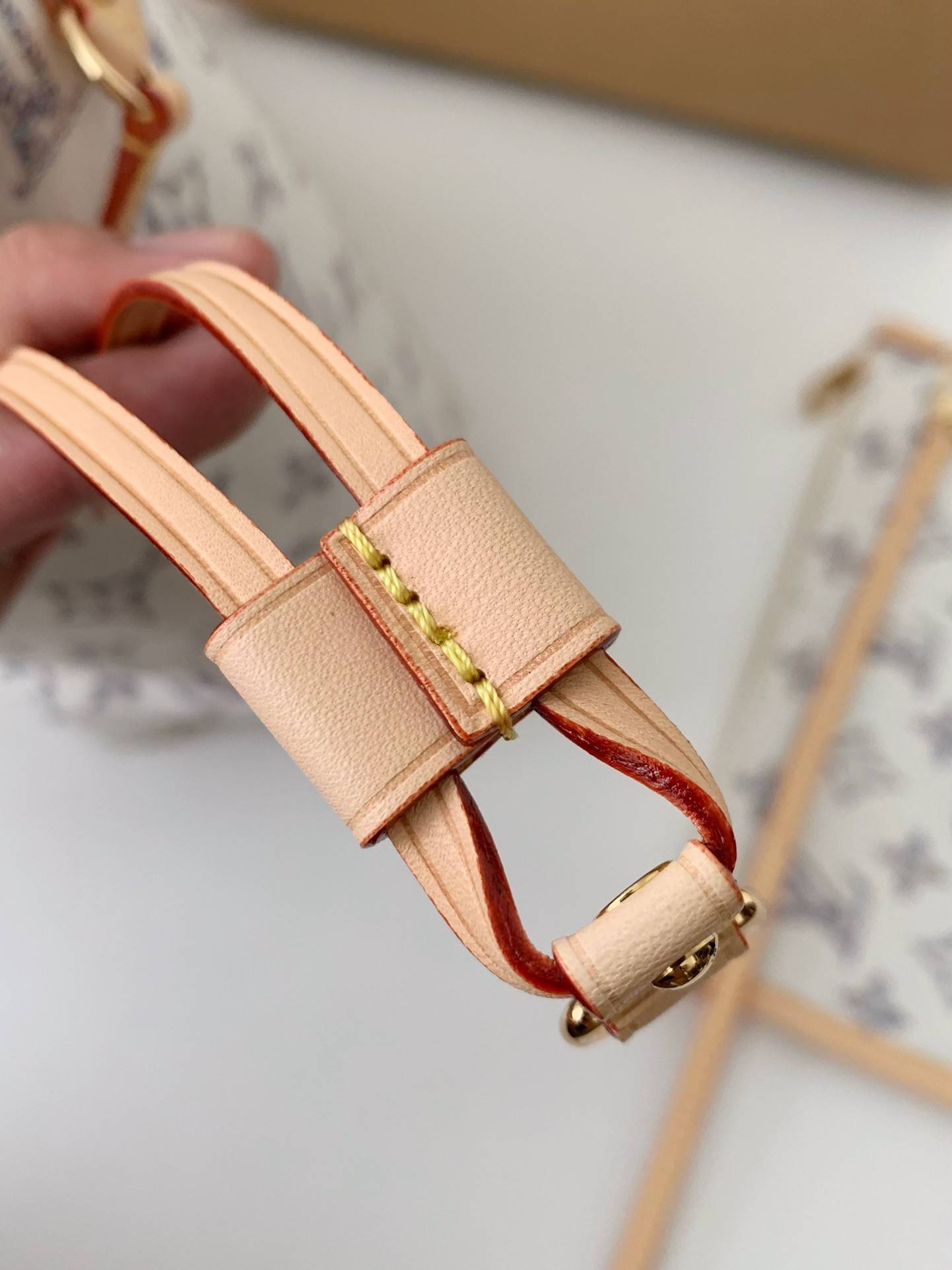 L*V Neverfull medium handbag M24905  Size：31*28*14cm