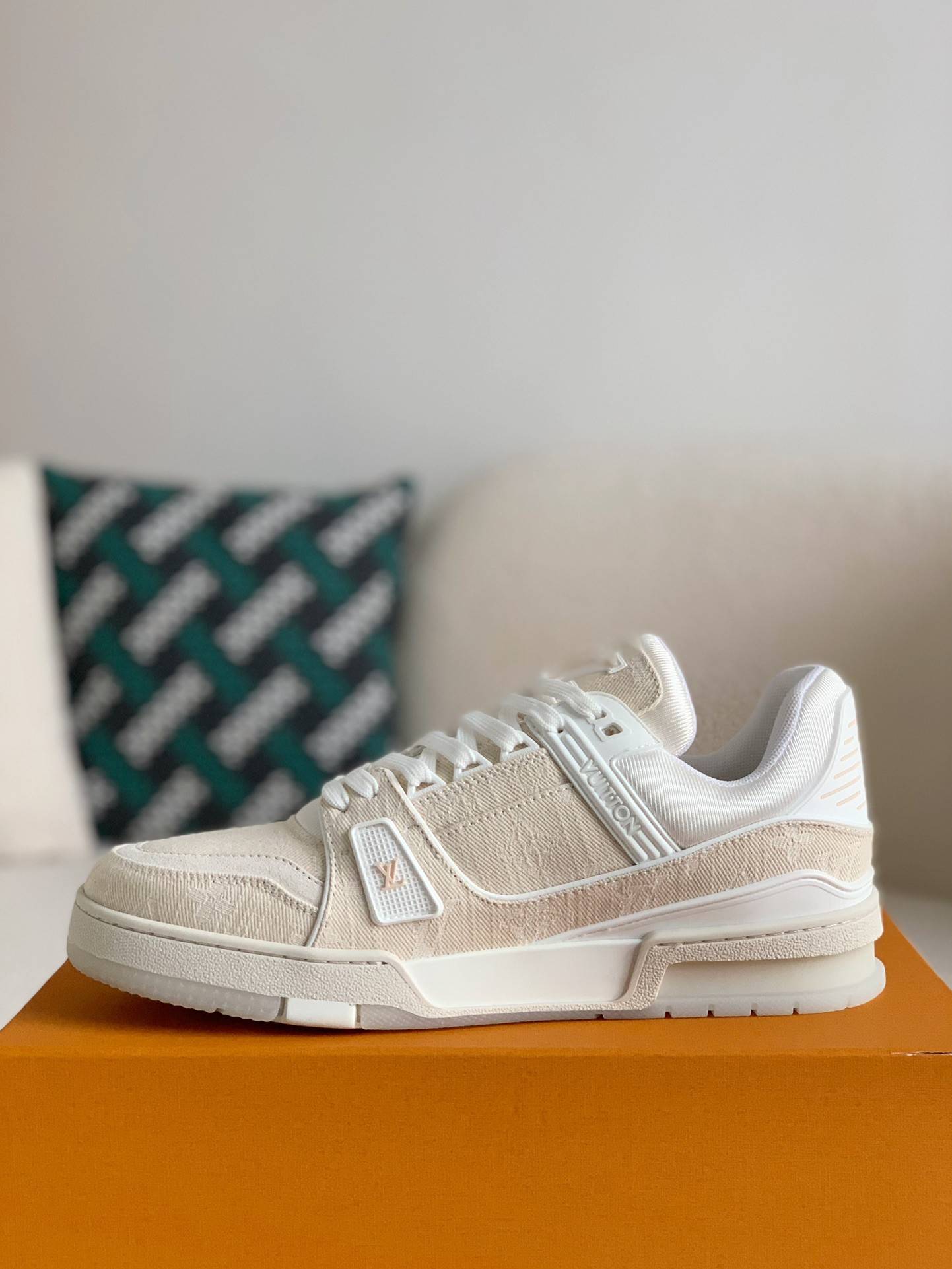 L*V TRAINER 1A8Z4S Sneakers