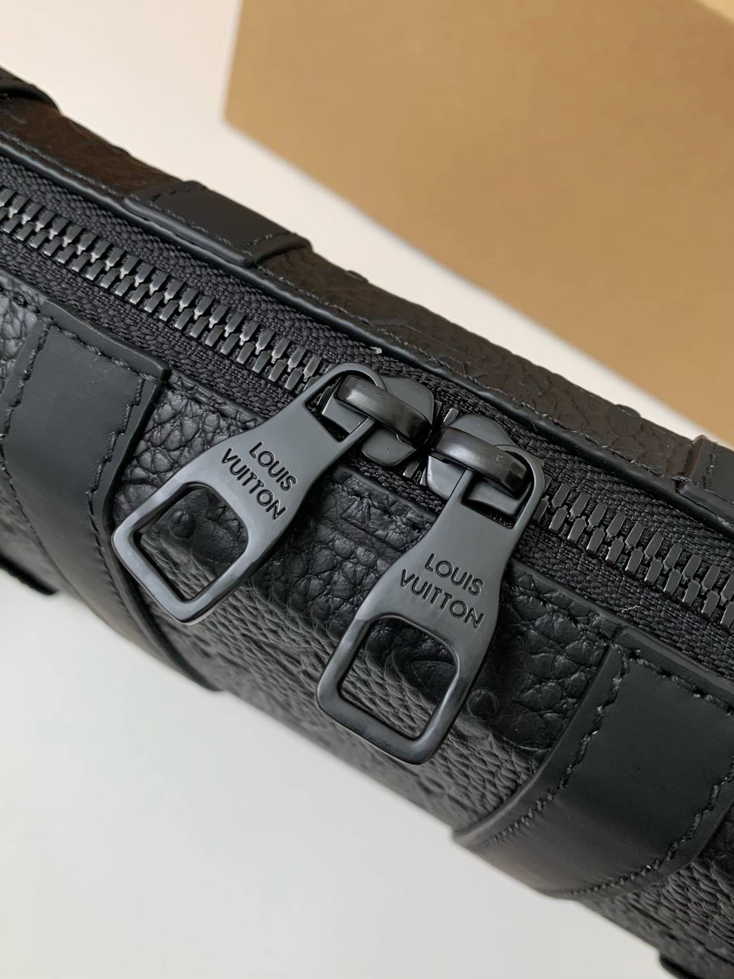 L*V's new Sac Plat Horizontal Zippé men's black flower briefcase M80224 Size:  22.5*14*5cm