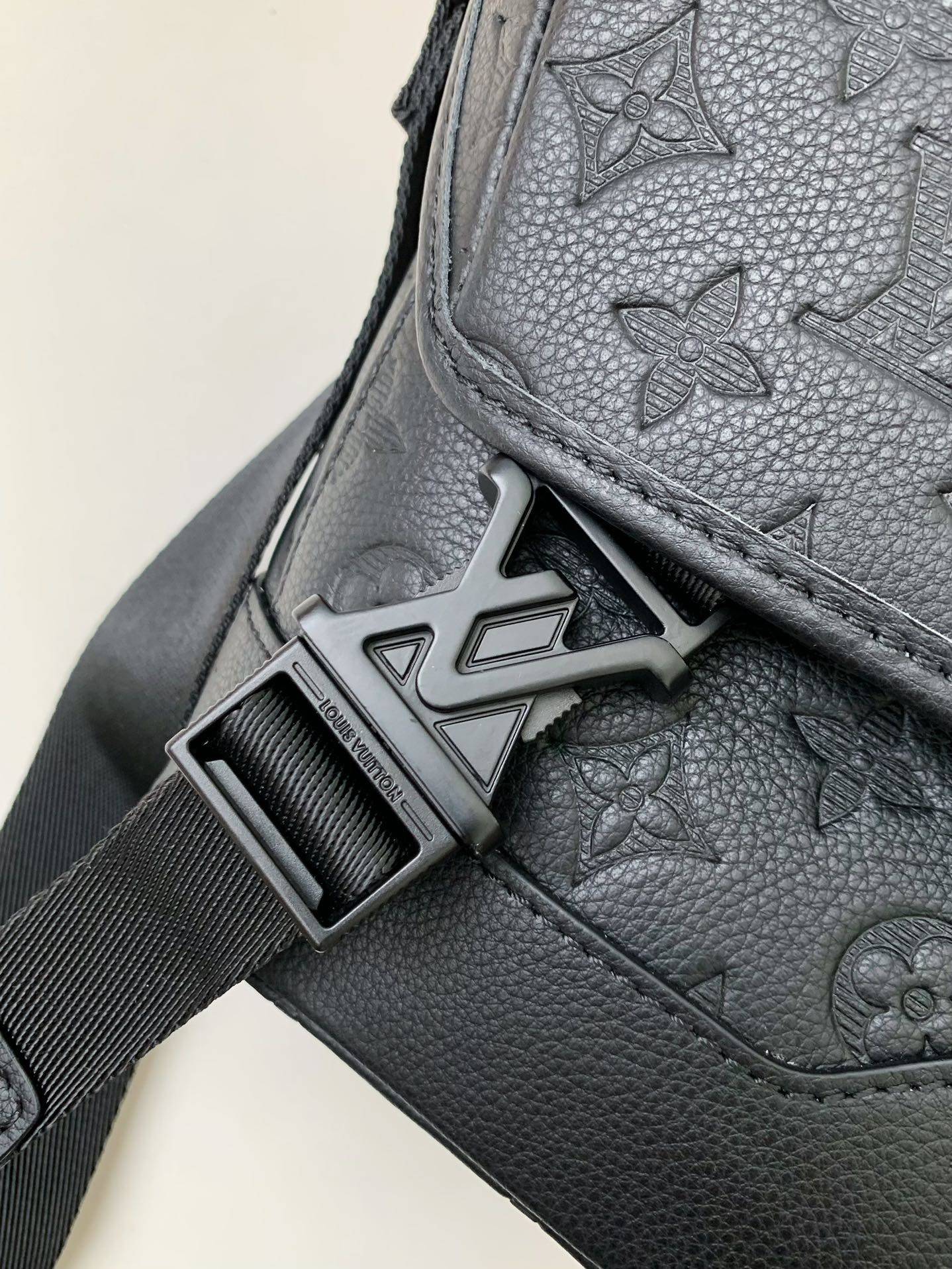 New L*V VOYAGER small men's messenger bag M25121 Size: 33*22.5*11cm