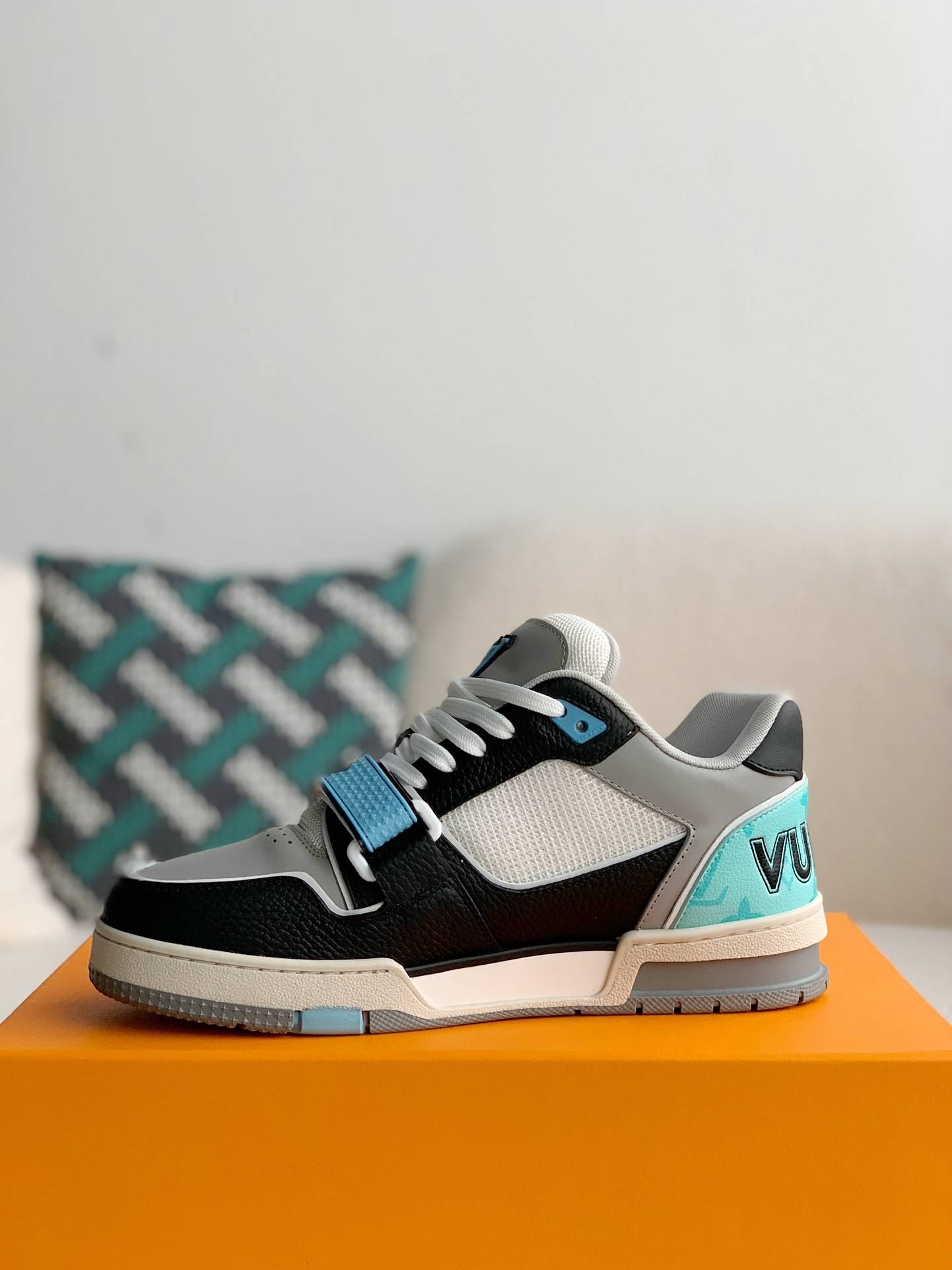 L*V TRAINER Sneakers