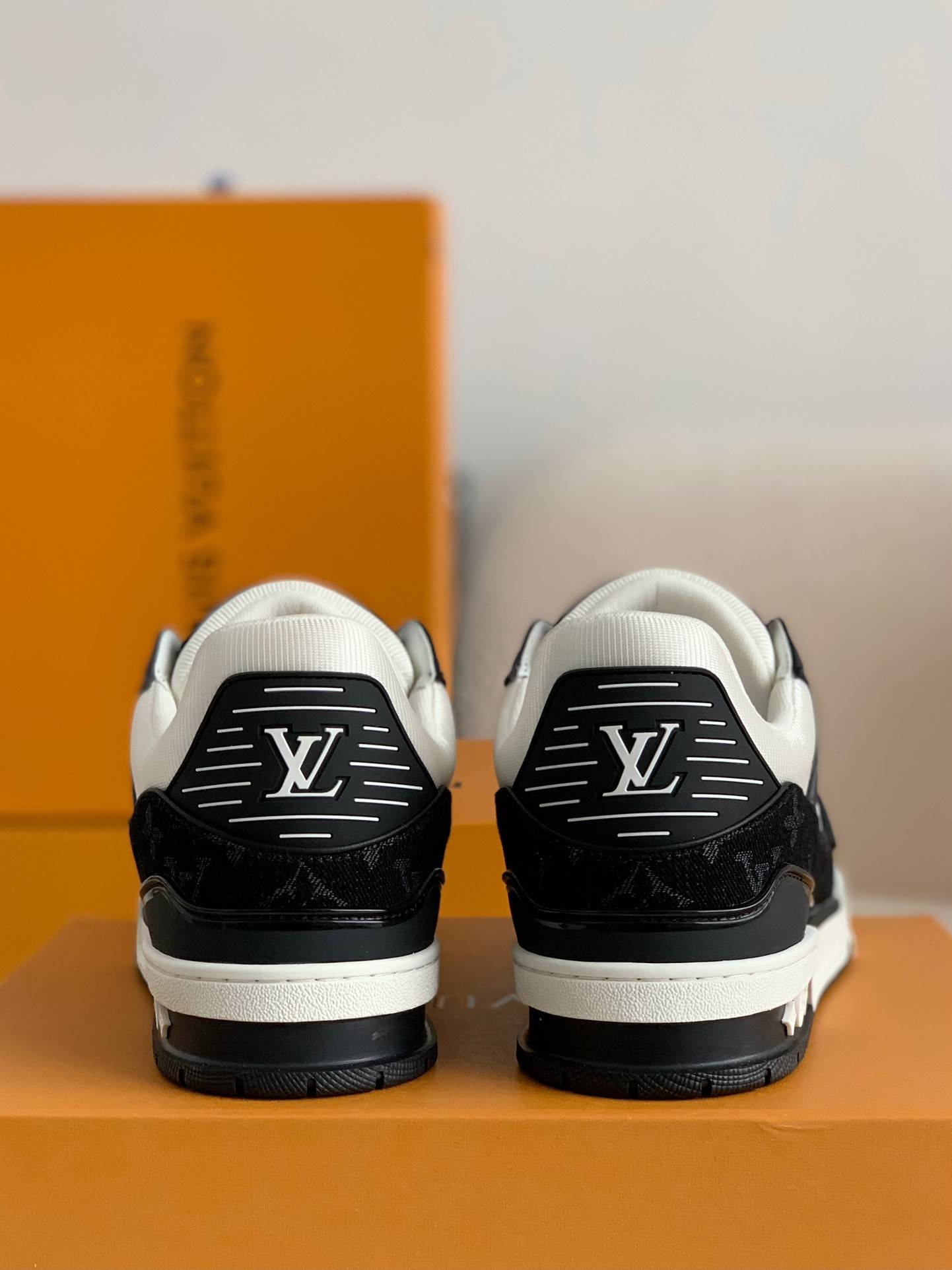 L*V TRAINER SNEAKERS