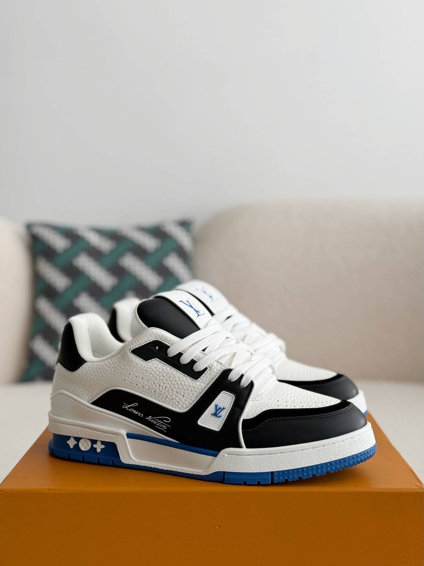 L*V TRAINER SNEAKERS