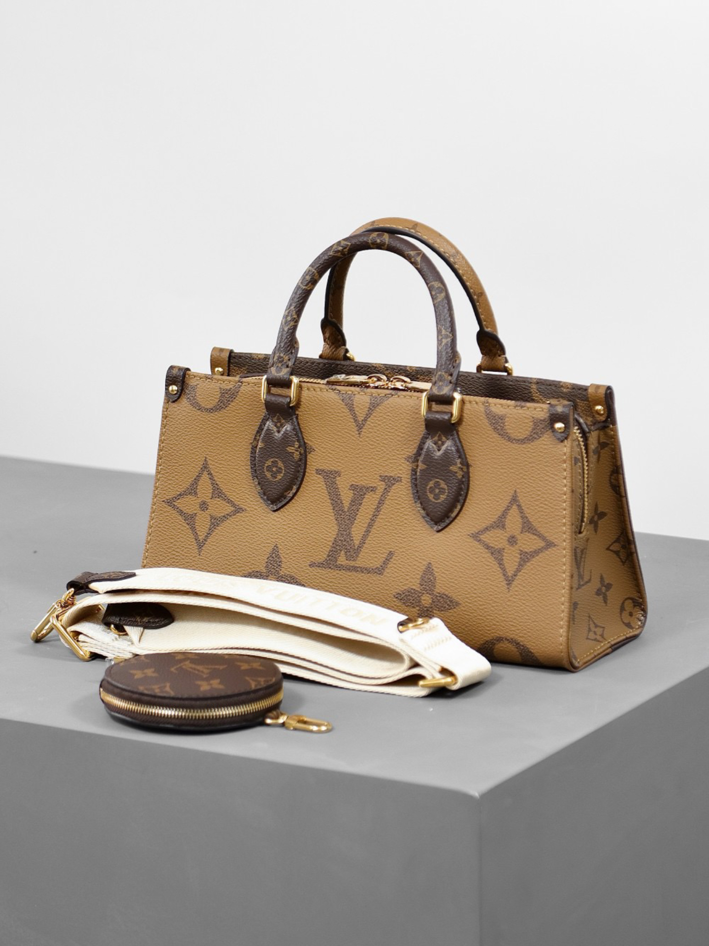 L*V's Seasonal New ONTHEGO Horizontal Handbag M46653 Top Quality Size: 25 * 13 * 10cm