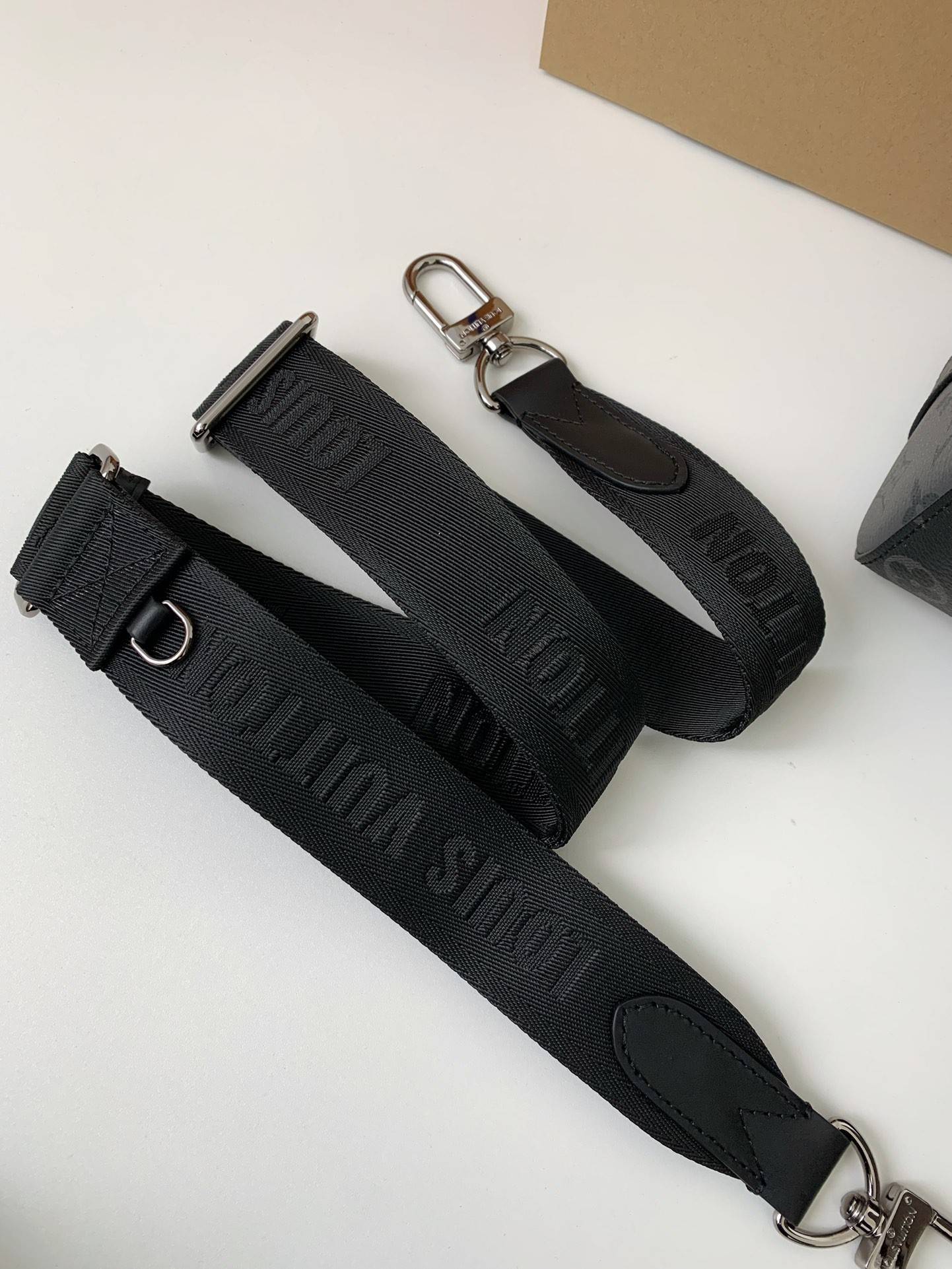 L*V CITY KEEPALL Men's Handbag M45936, Top Quality Size: 27 * 17 * 13cm