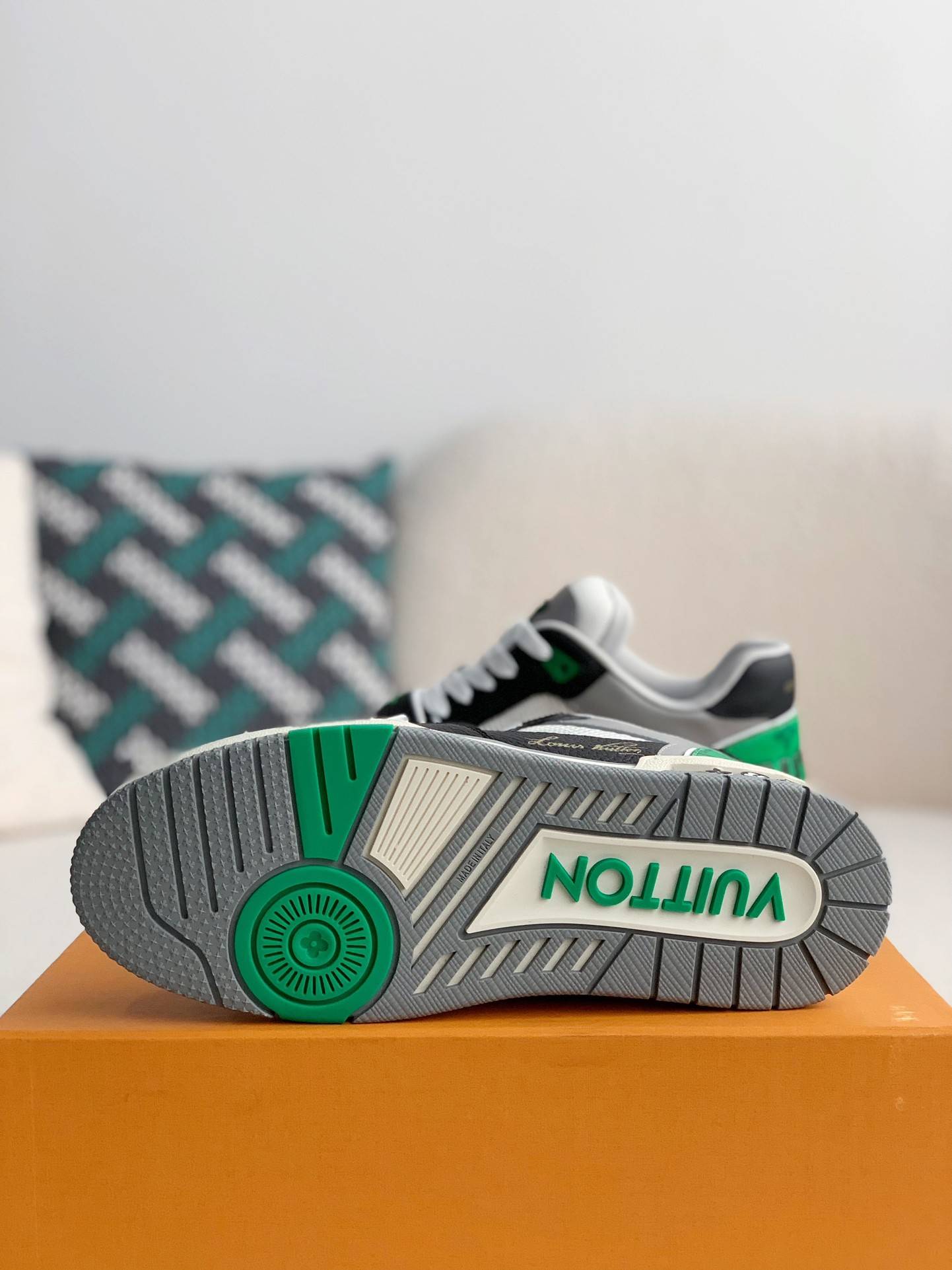 L*V TRAINER Sneakers