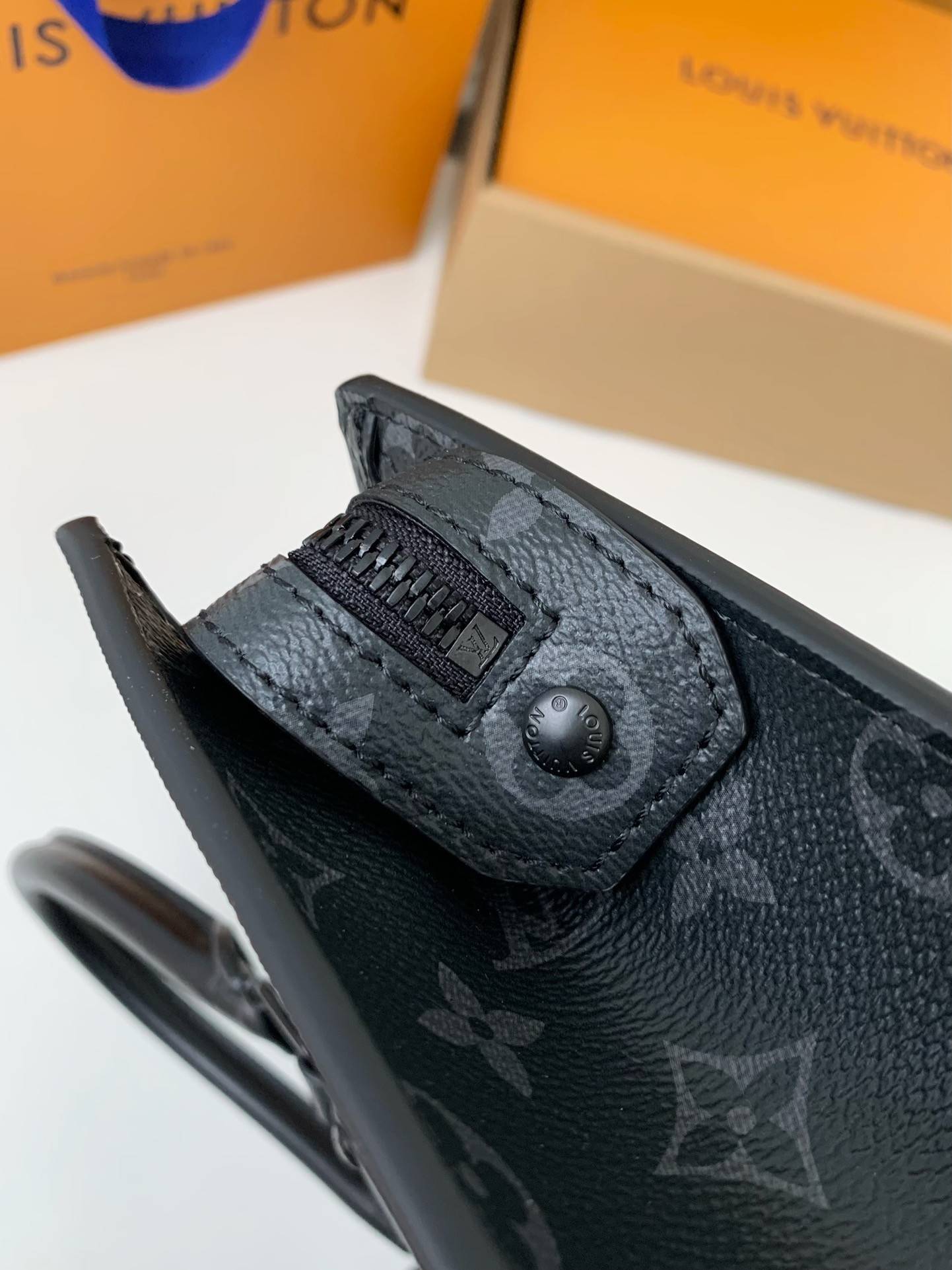 L*V's new Sac Plat Horizontal Zippé men's black flower briefcase M45165 Size: 31*39*8.5cm