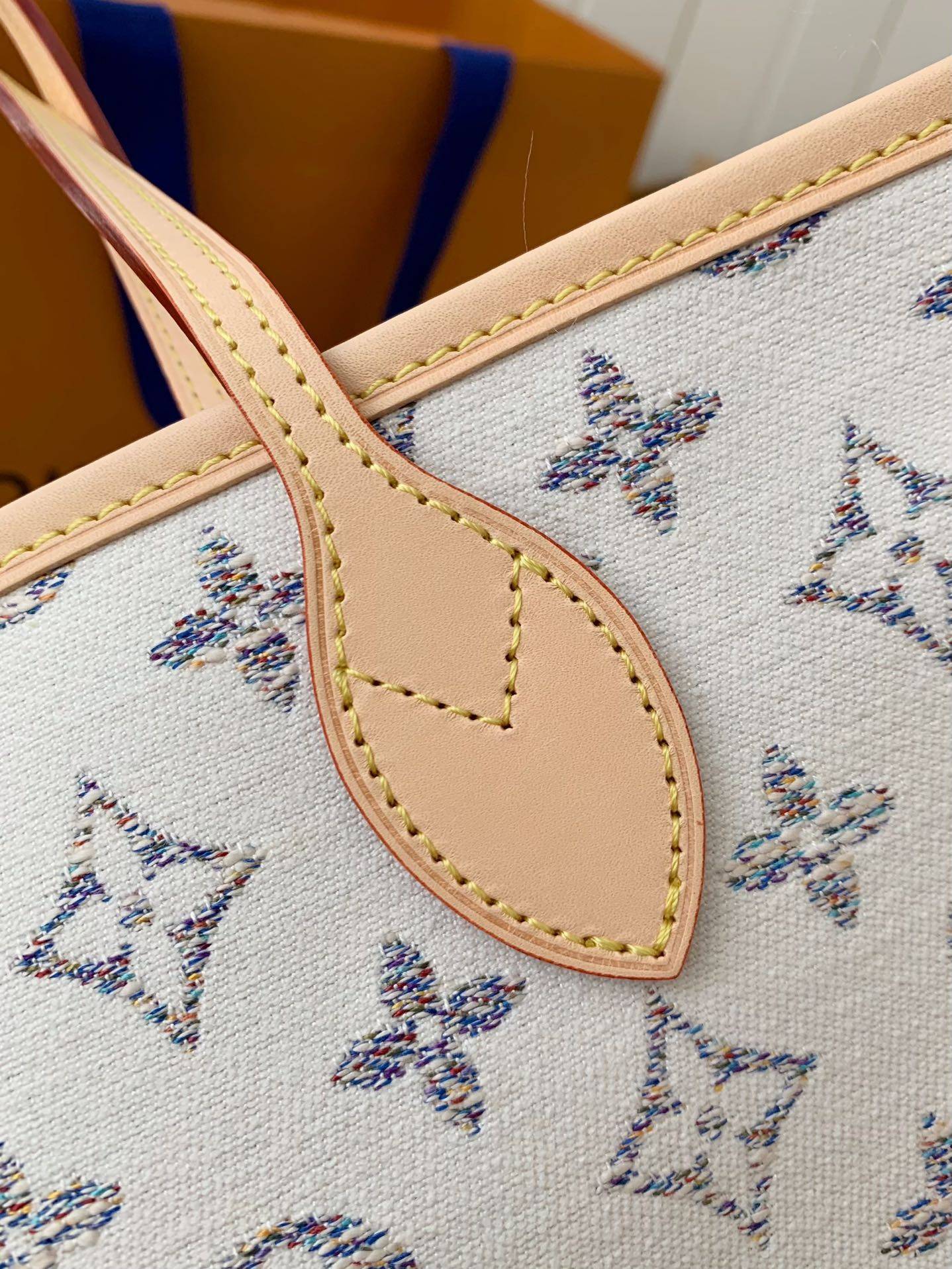 L*V Neverfull medium handbag M24905  Size：31*28*14cm