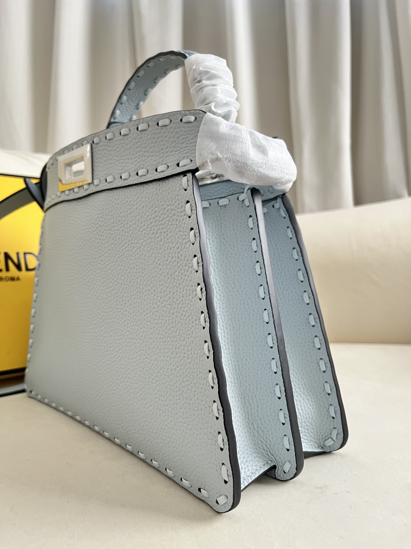 FEND1eekabooISeeU Medium Handbag Model: 8BN327 Size: 27*9.5*21cm