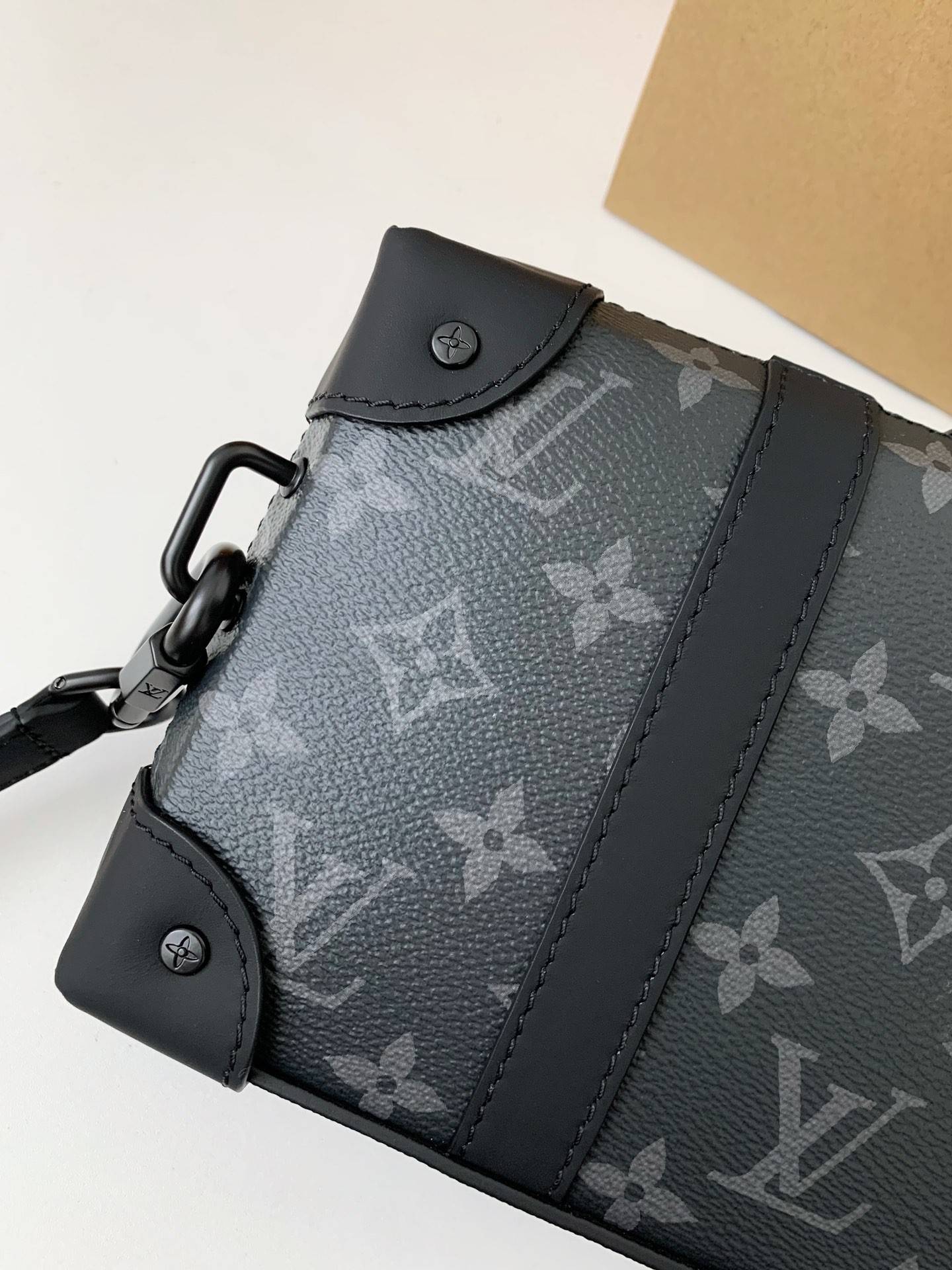 L*V's new Sac Plat Horizontal Zippé men's black flower briefcase M45165 Size:  22.5*14*5cm