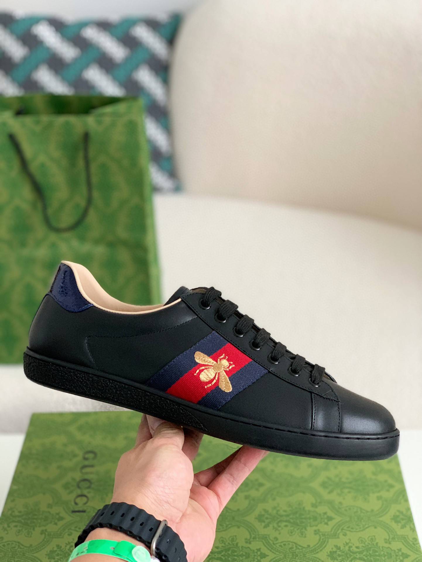 GU*Isneakers Support chip phone sensing