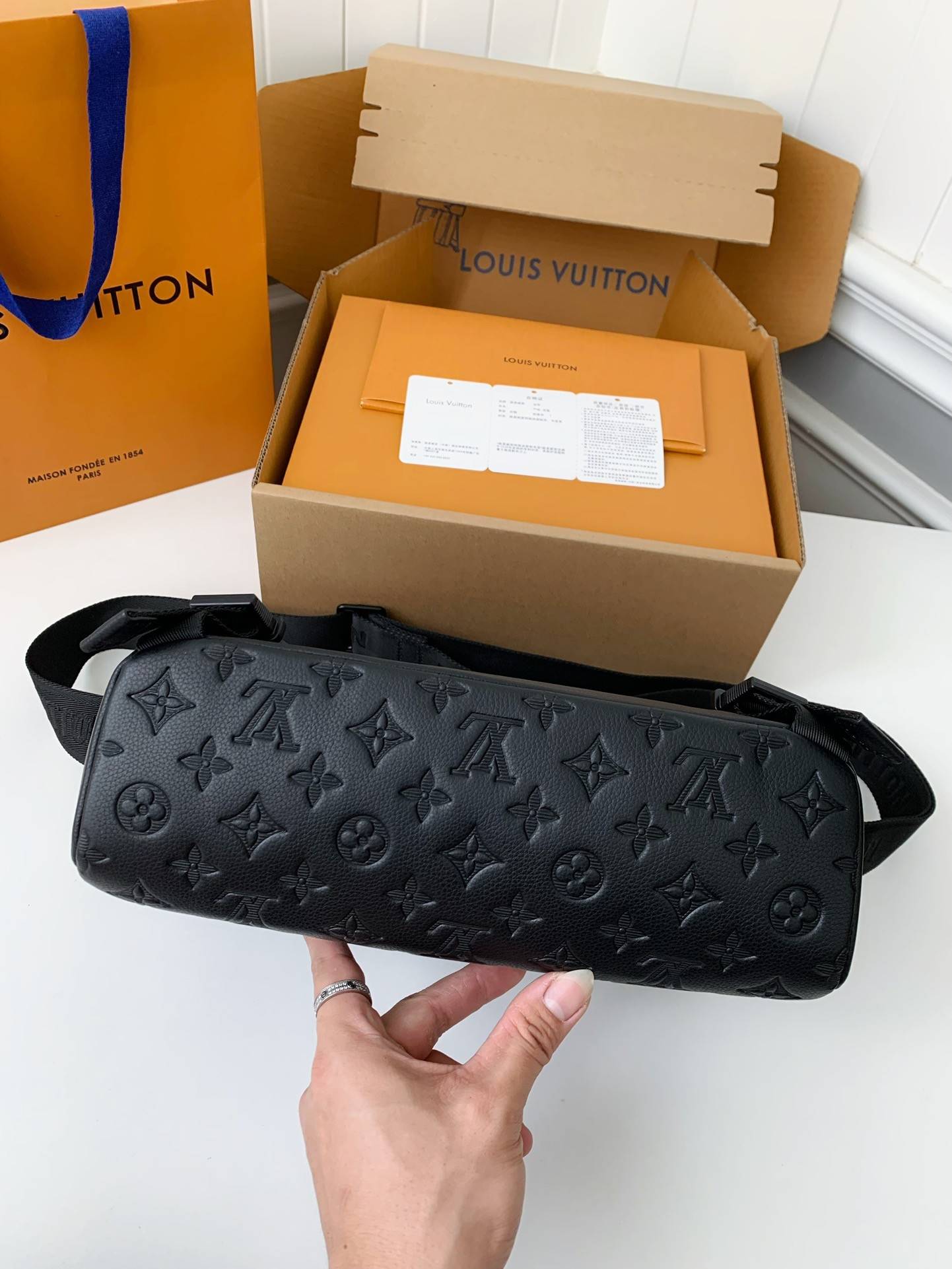 New L*V VOYAGER small men's messenger bag M25121 Size: 33*22.5*11cm