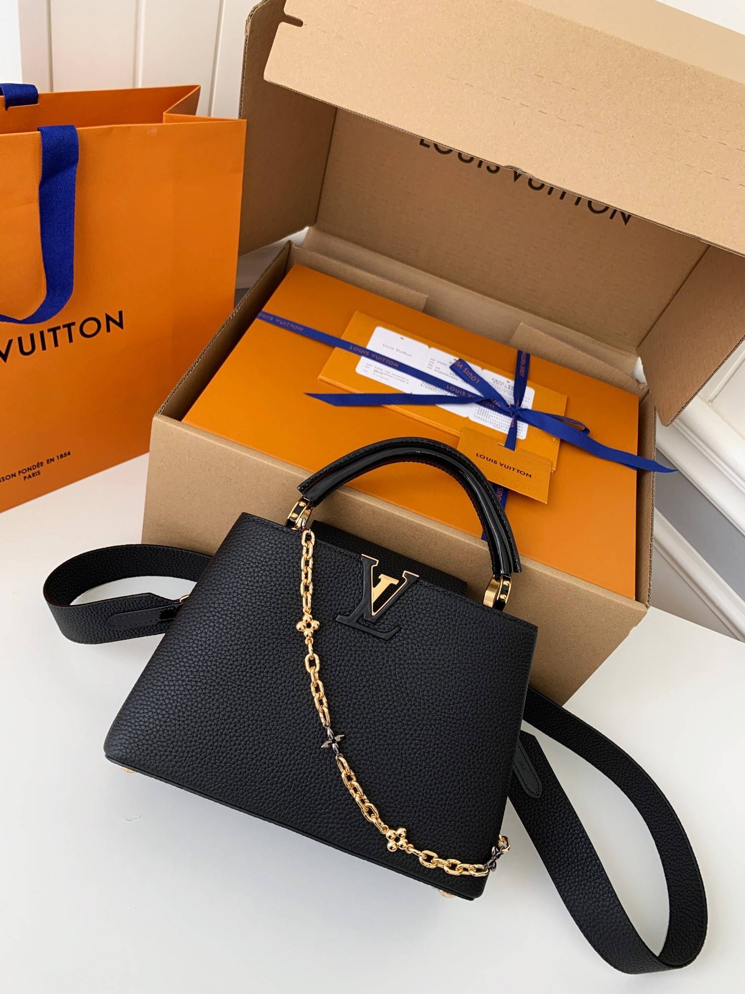 L*V Capucines mini frame M59065 size26.5*17.5*9cm