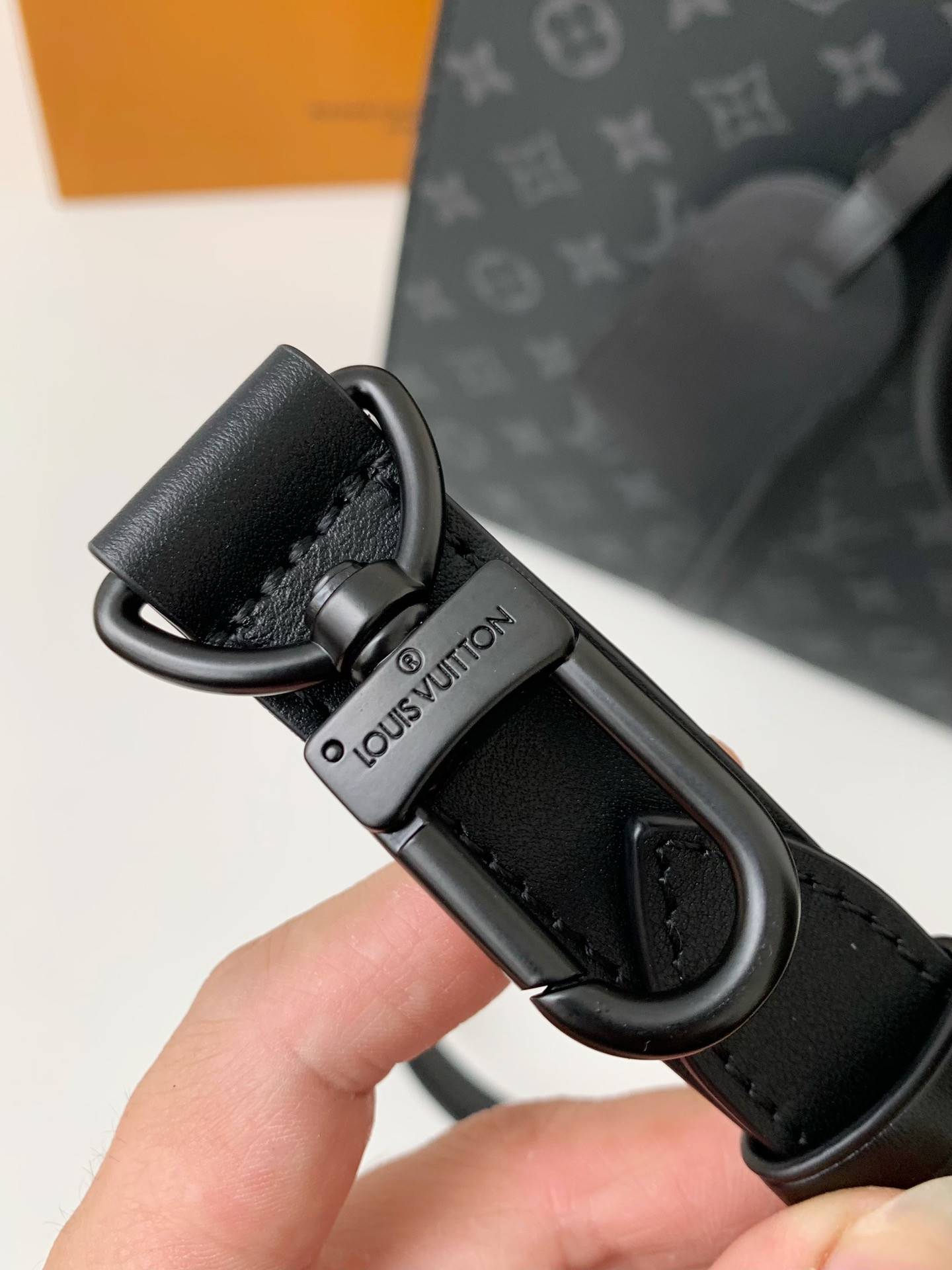 L*V's new Sac Plat Horizontal Zippé men's black flower briefcase M45165 Size: 31*39*8.5cm