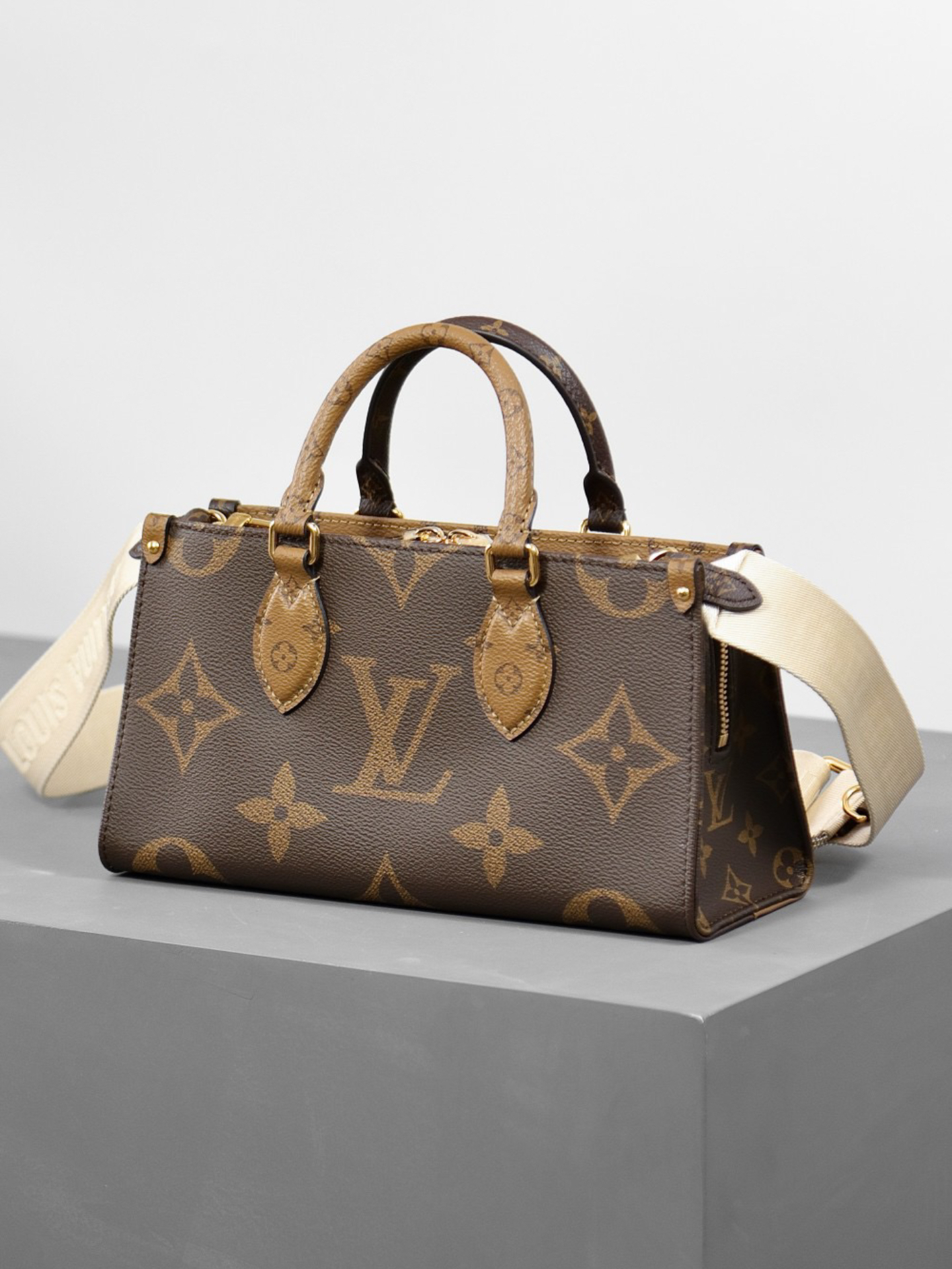 L*V's Seasonal New ONTHEGO Horizontal Handbag M46653 Top Quality Size: 25 * 13 * 10cm