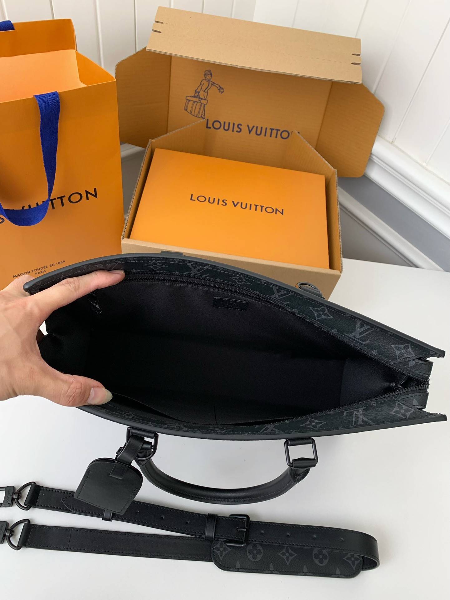 L*V's new Sac Plat Horizontal Zippé men's black flower briefcase M45165 Size: 31*39*8.5cm