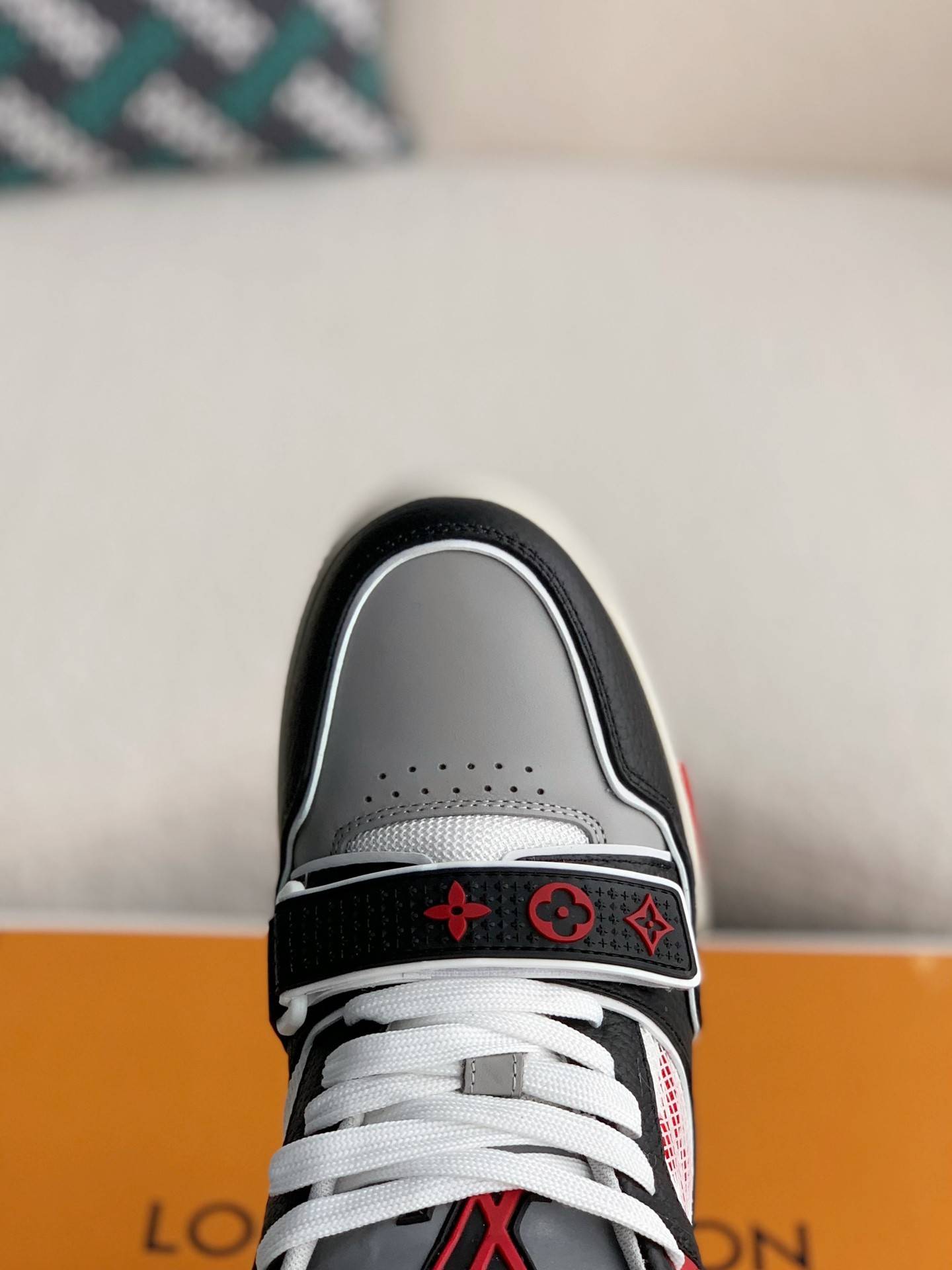 L*V TRAINER Sneakers