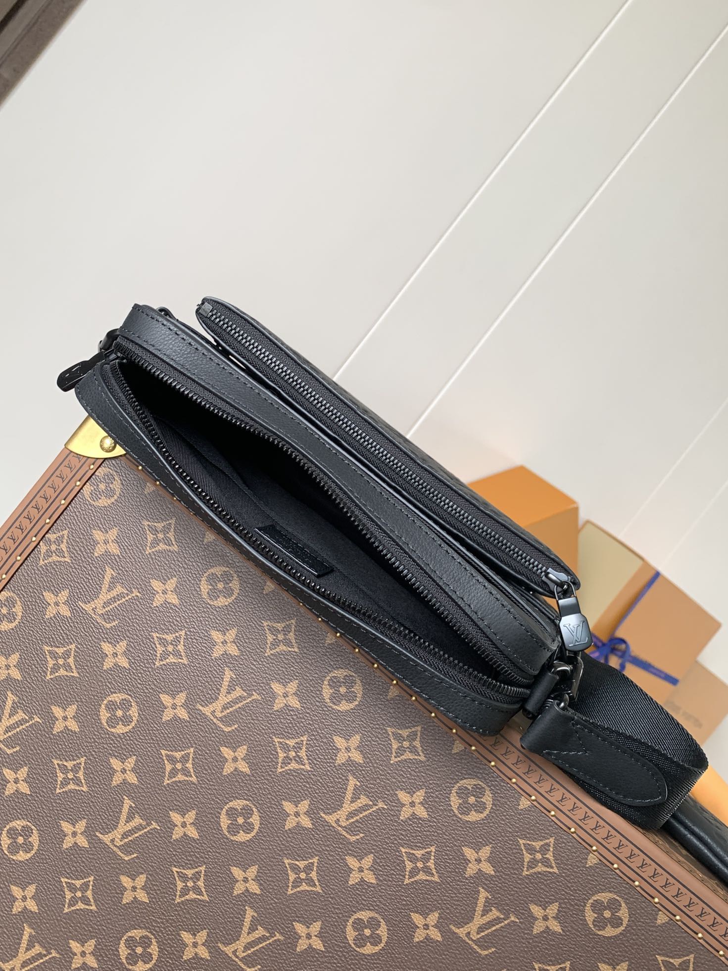 LV Discovery Monogram Shadow M46602