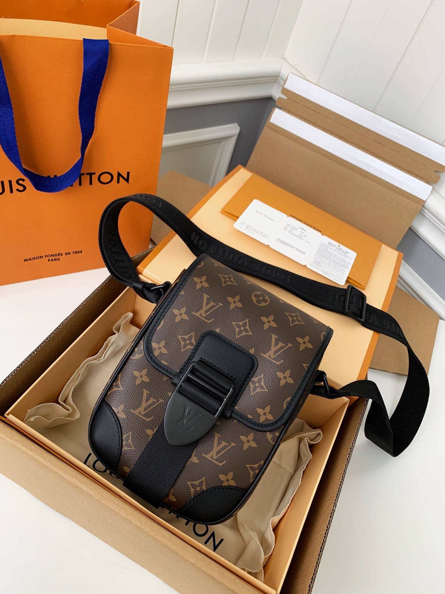 L*V ARCHY messenger bag M46442 SIZE:22*16*7CM