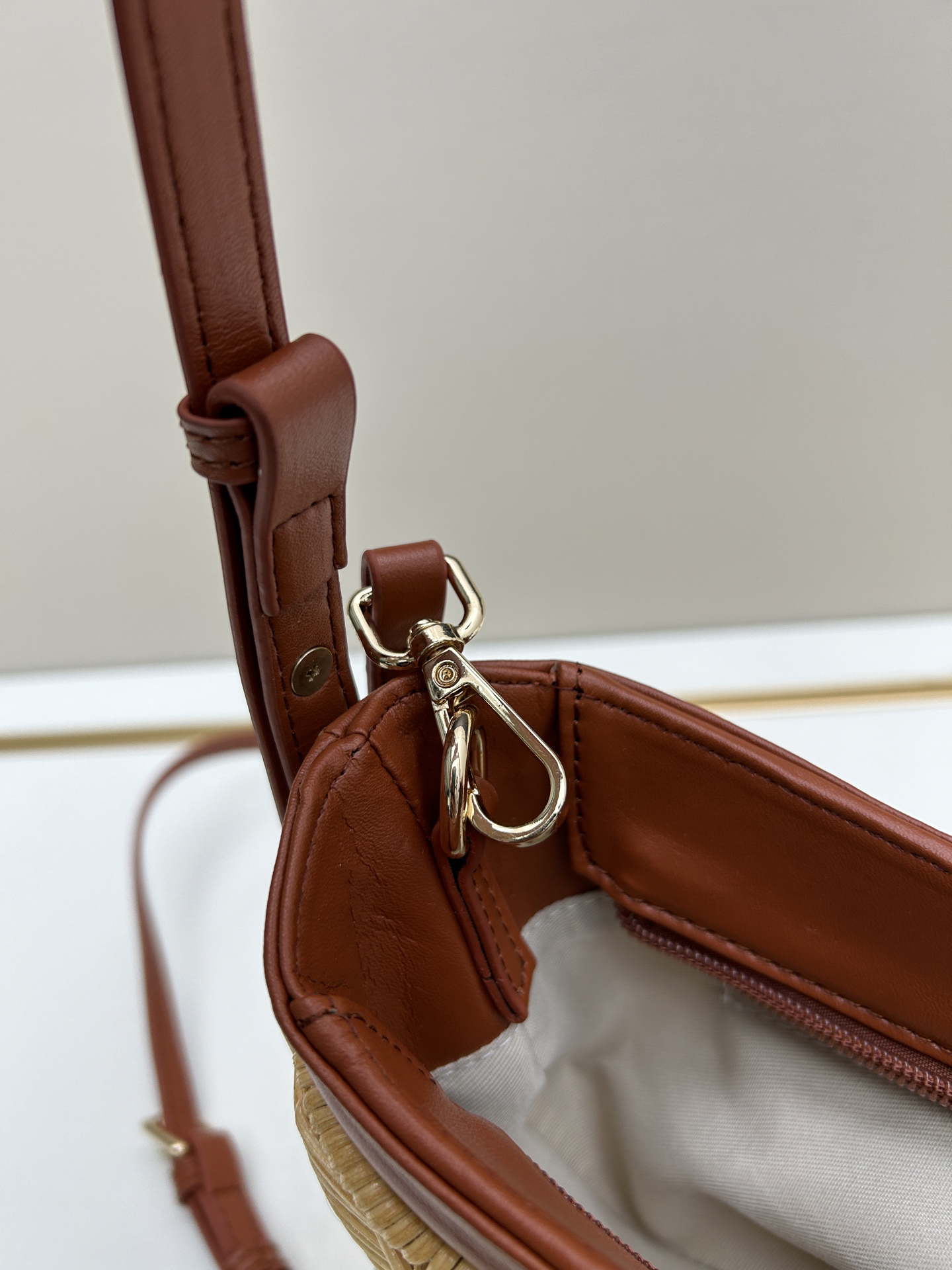 RADA woven style bag size 25x15x7, model 2528