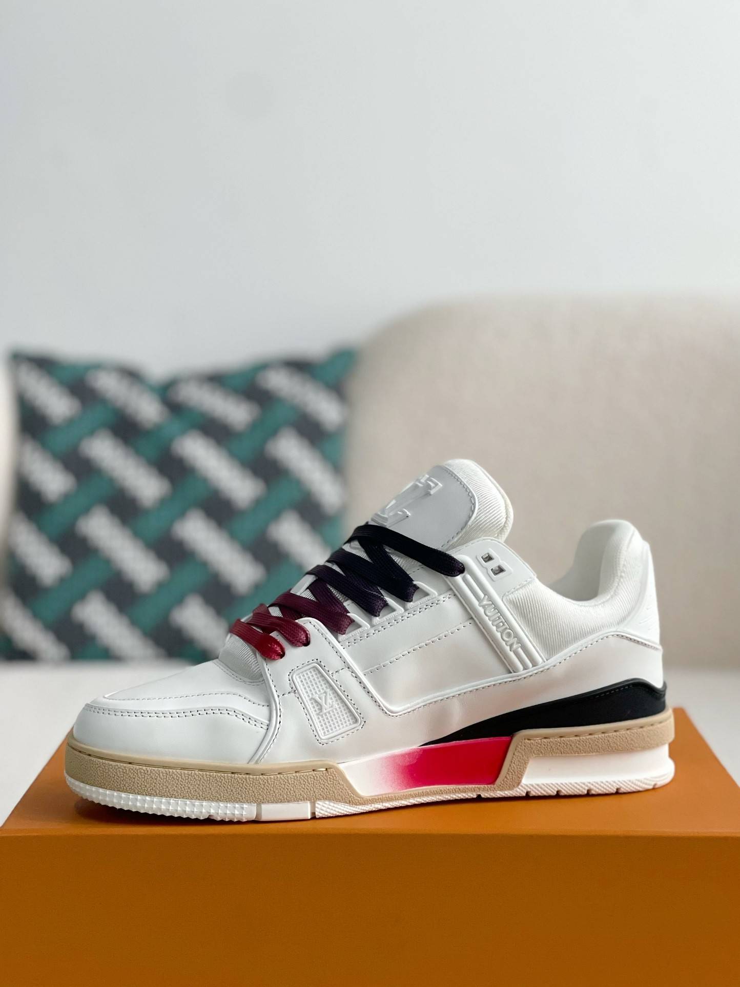 L*V TRAINER SNEAKERS