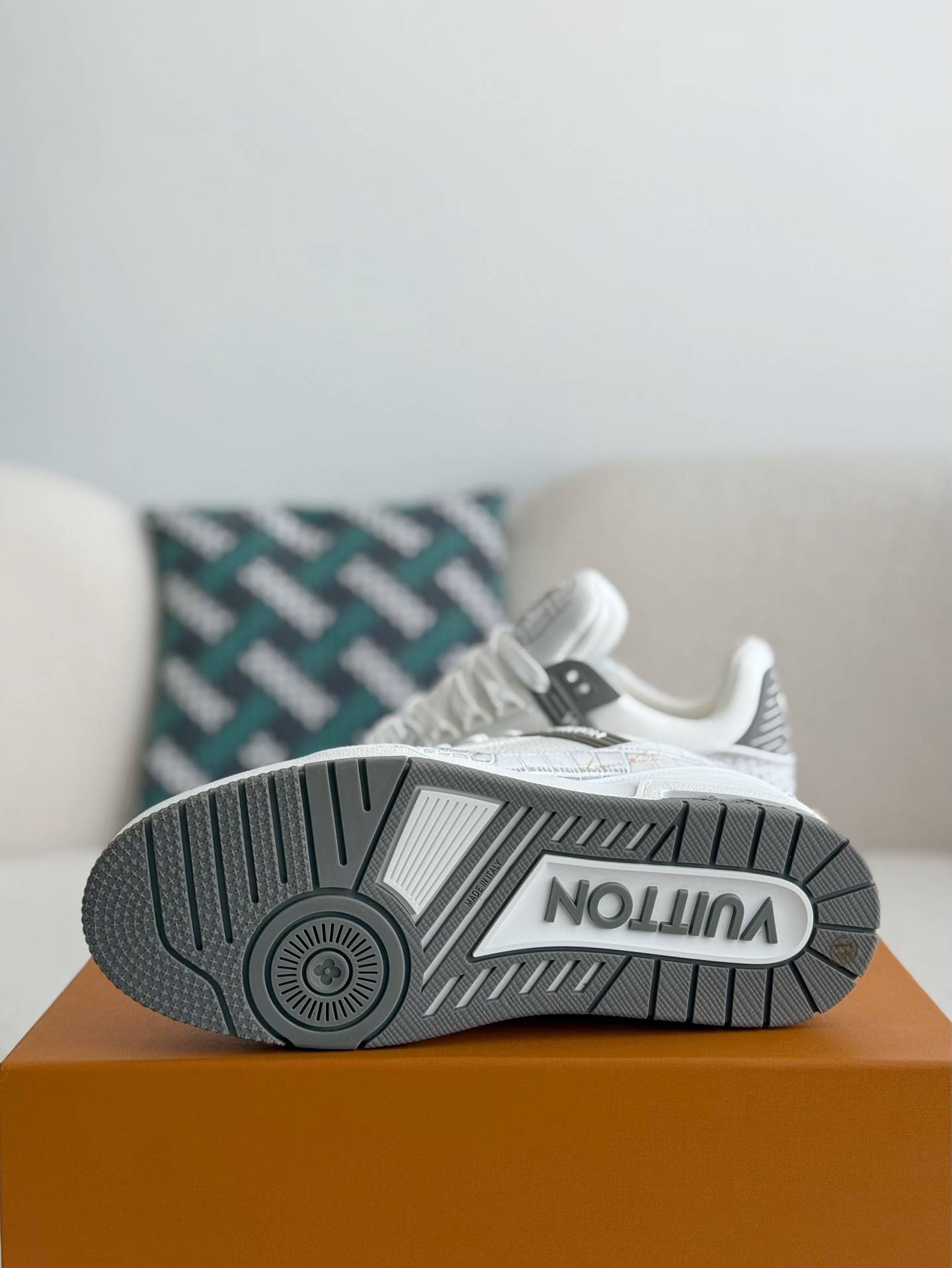 L*V TRAINER SNEAKERS