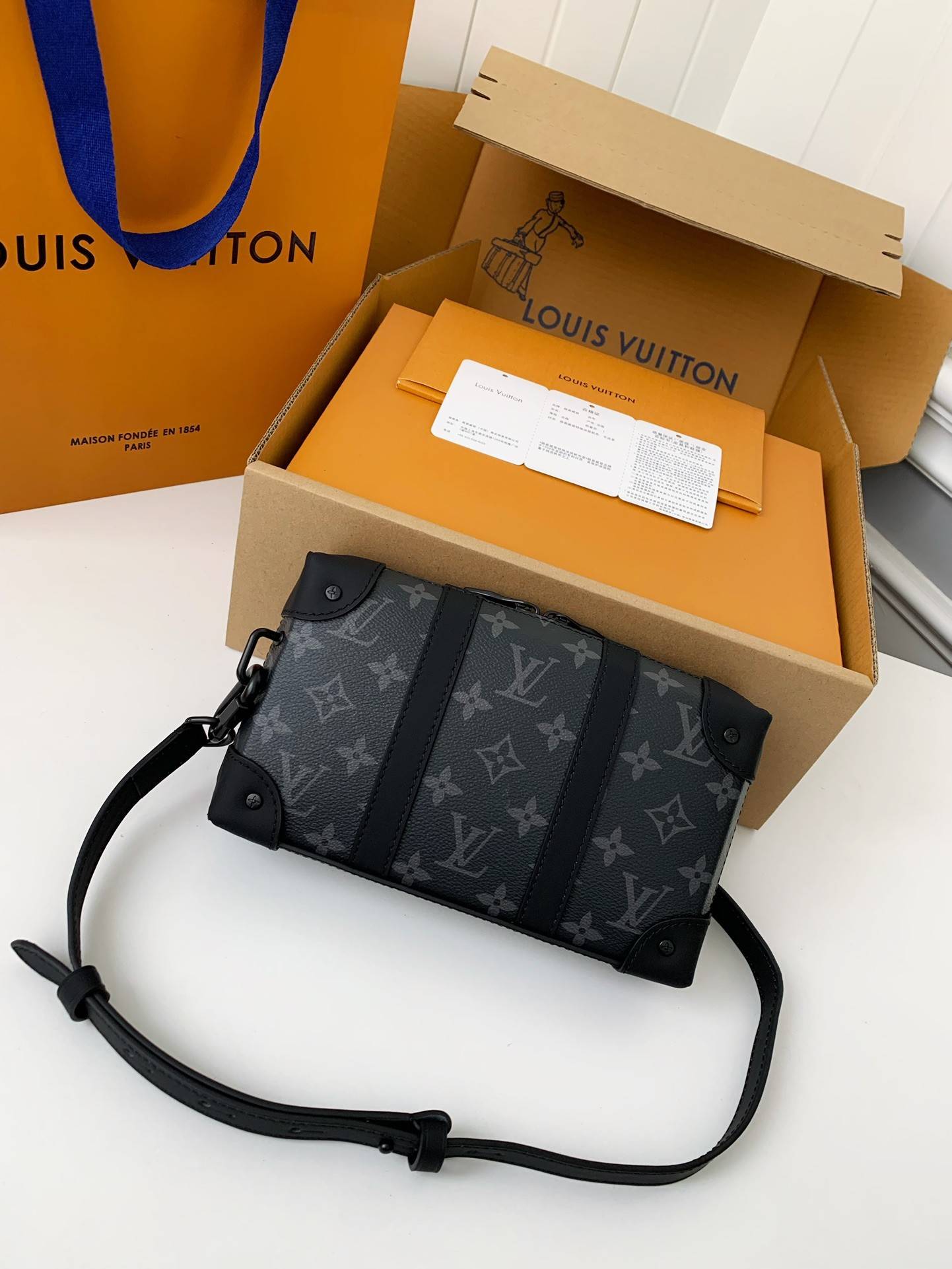 L*V's new Sac Plat Horizontal Zippé men's black flower briefcase M45165 Size:  22.5*14*5cm