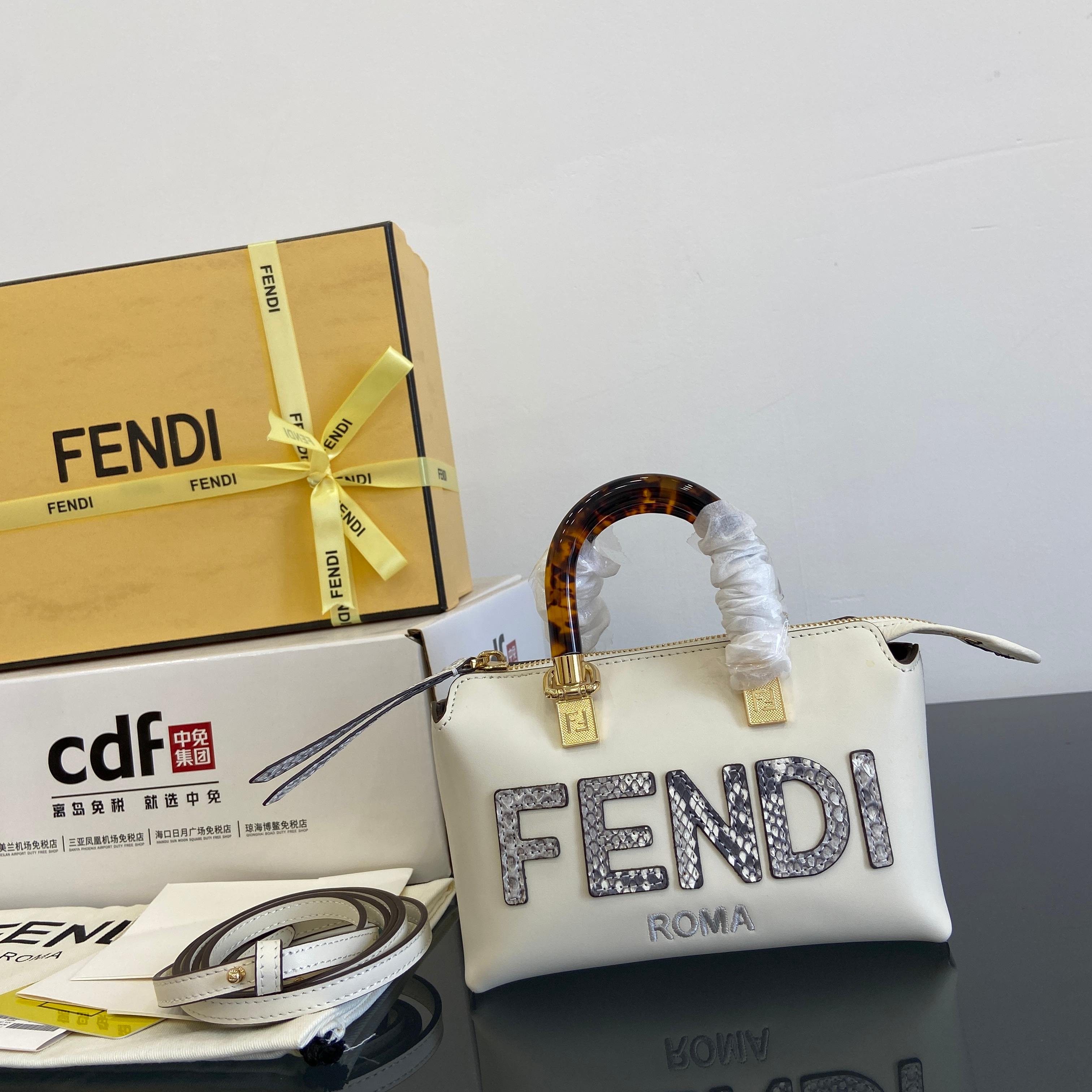 Fend •Mini ByThe Way mini bag, calfskin model: 8067 Size: 17×8×9cm
