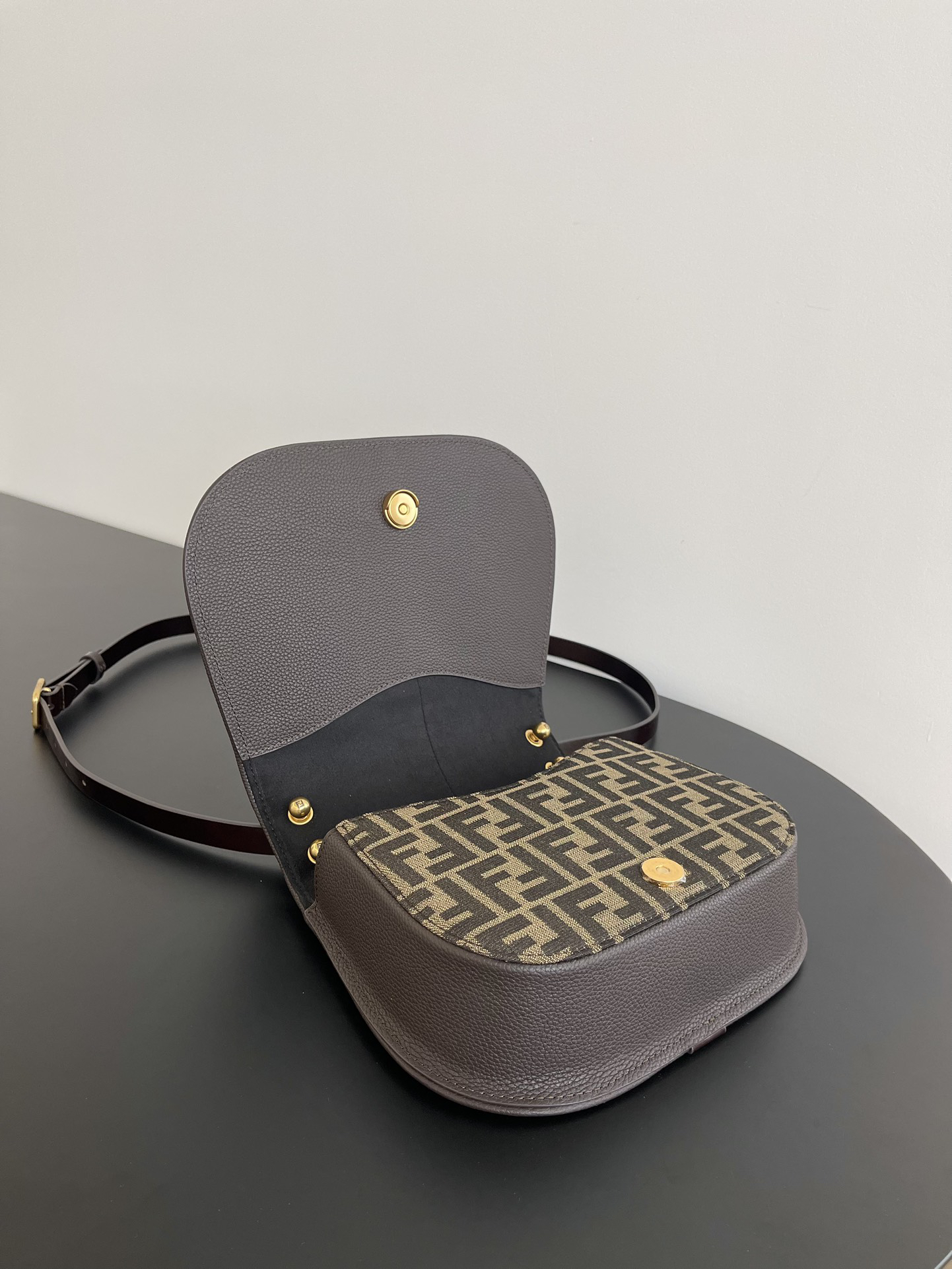 Fendi medium old flower retro classic bag saddle bag saddle bag size: 25x7x20