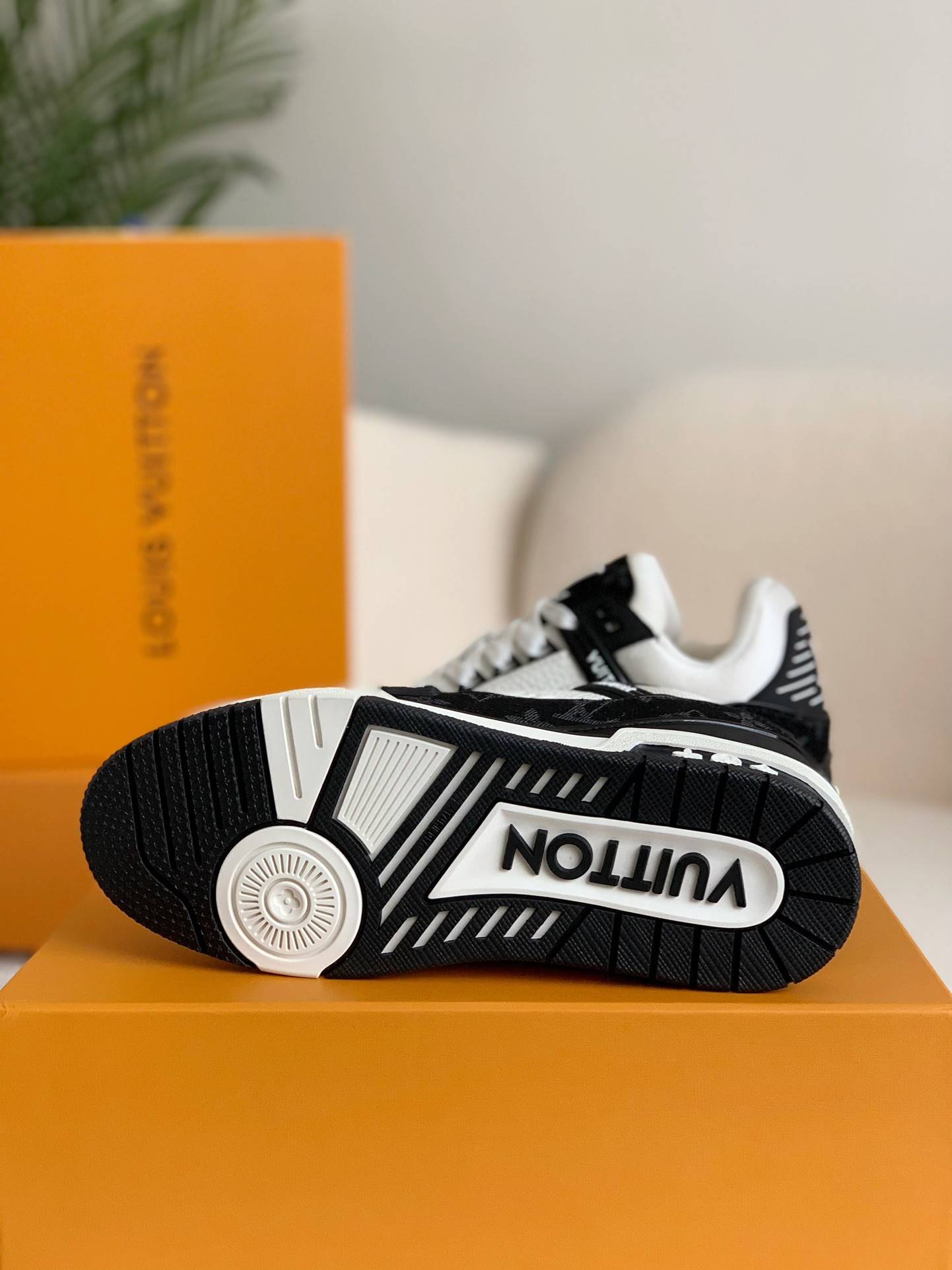 L*V TRAINER SNEAKERS