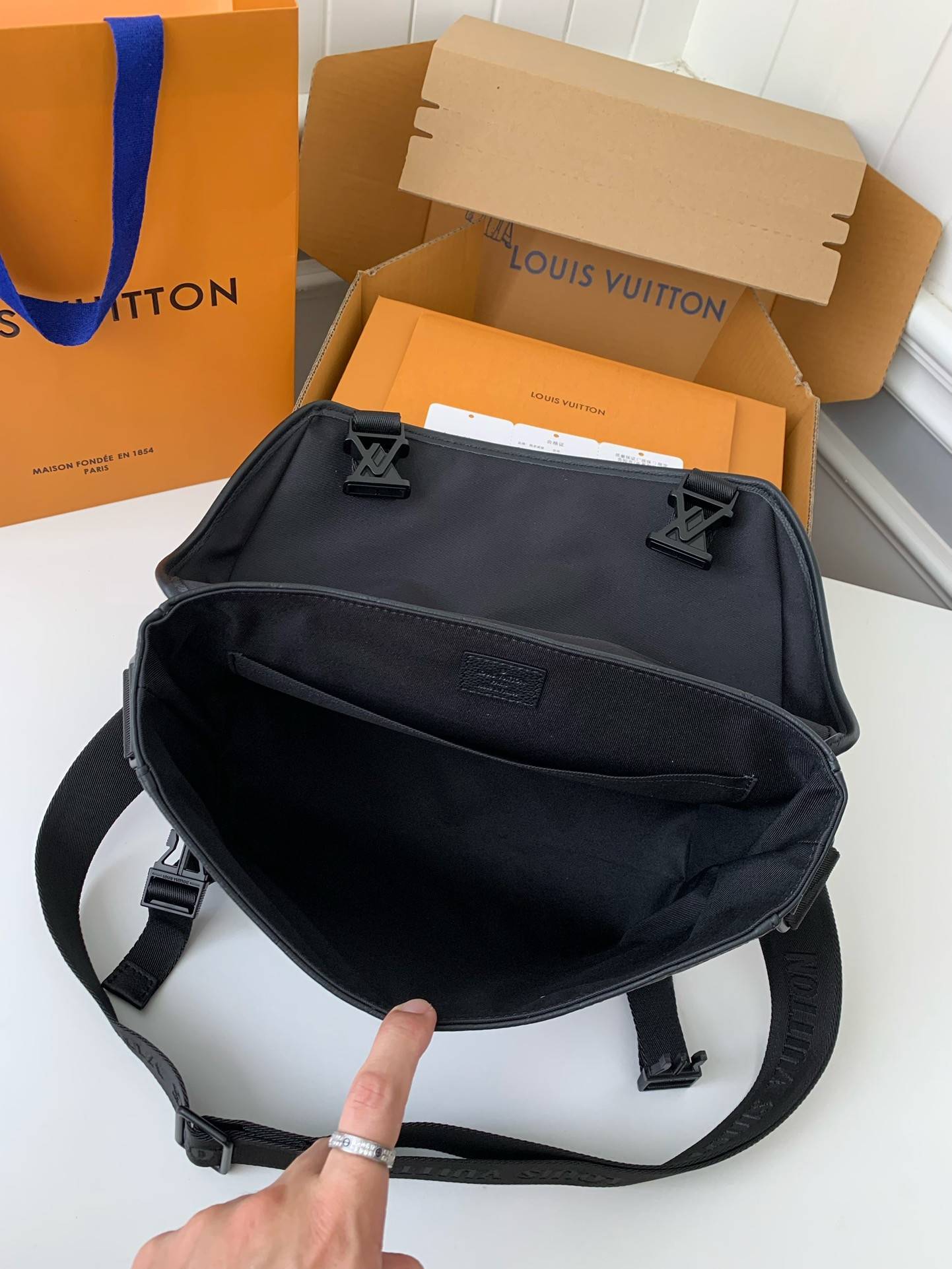 New L*V VOYAGER small men's messenger bag M25121 Size: 33*22.5*11cm