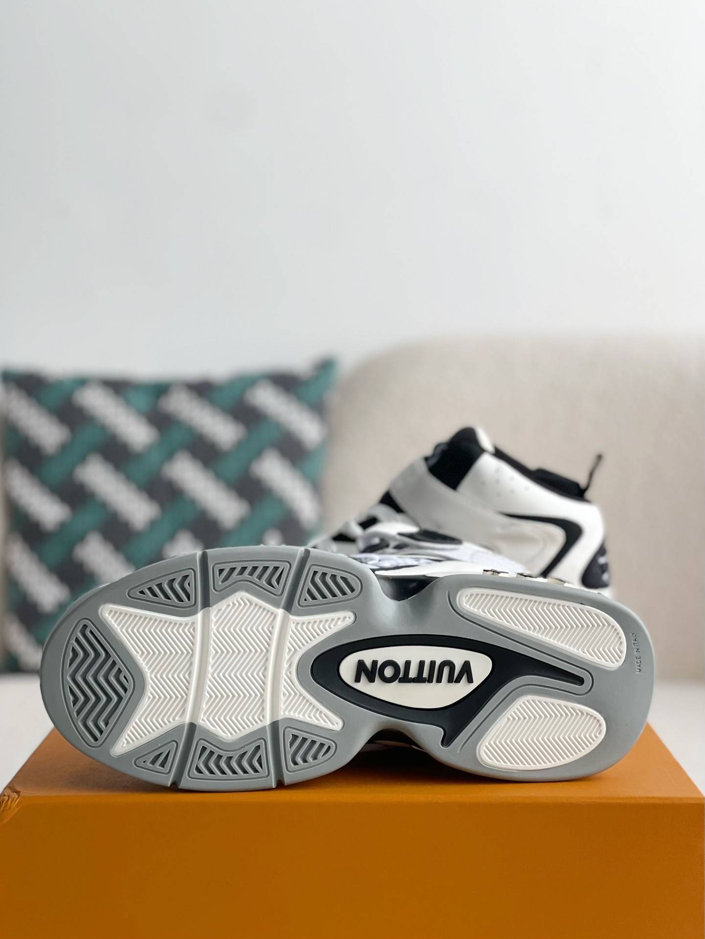 L*V Trainer  Adjustable Mode Paste Sports Casual Shoes