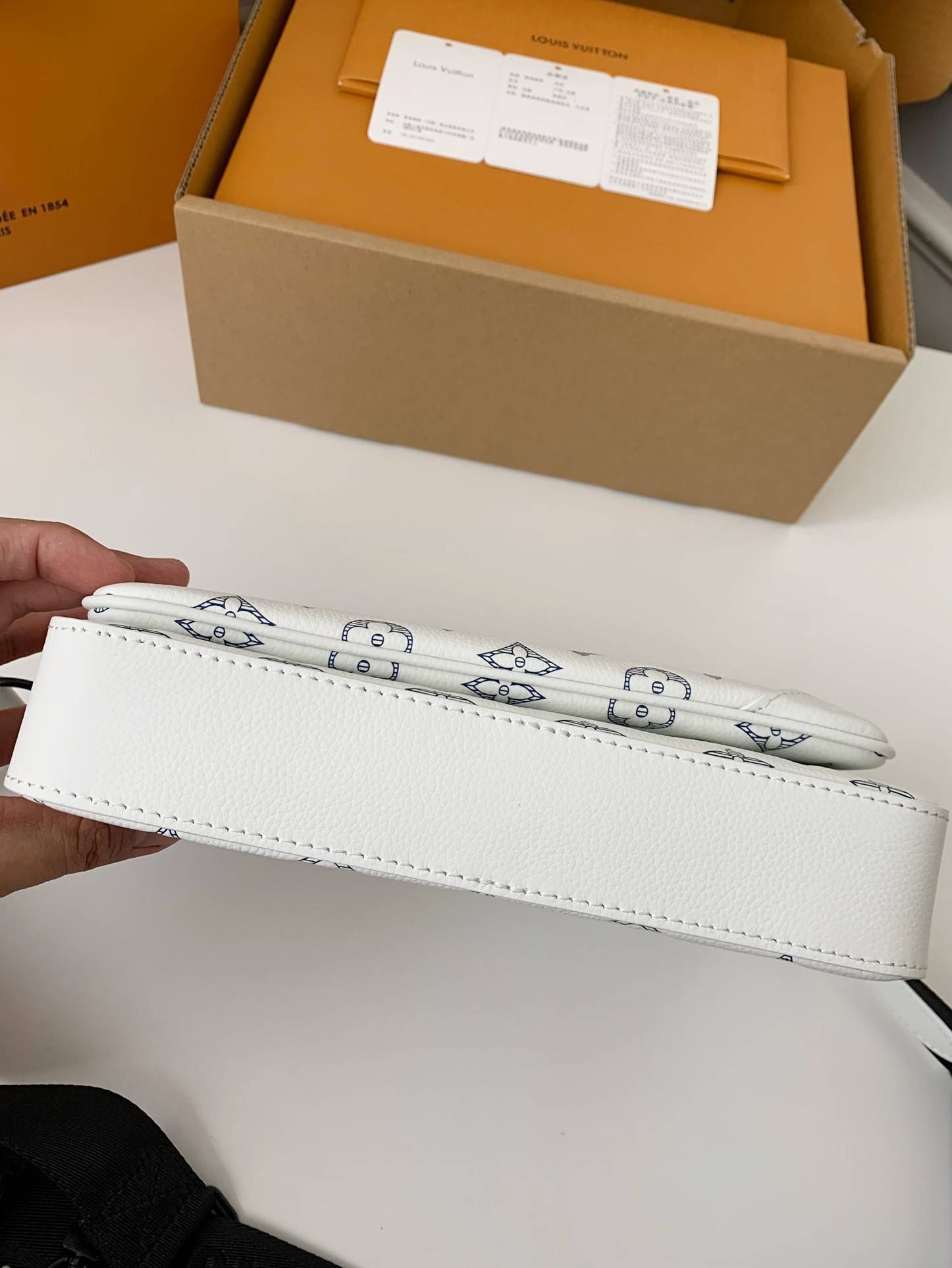 L*V The new TRIO Postman Pack M24753  Size： 25*18.5*7cm