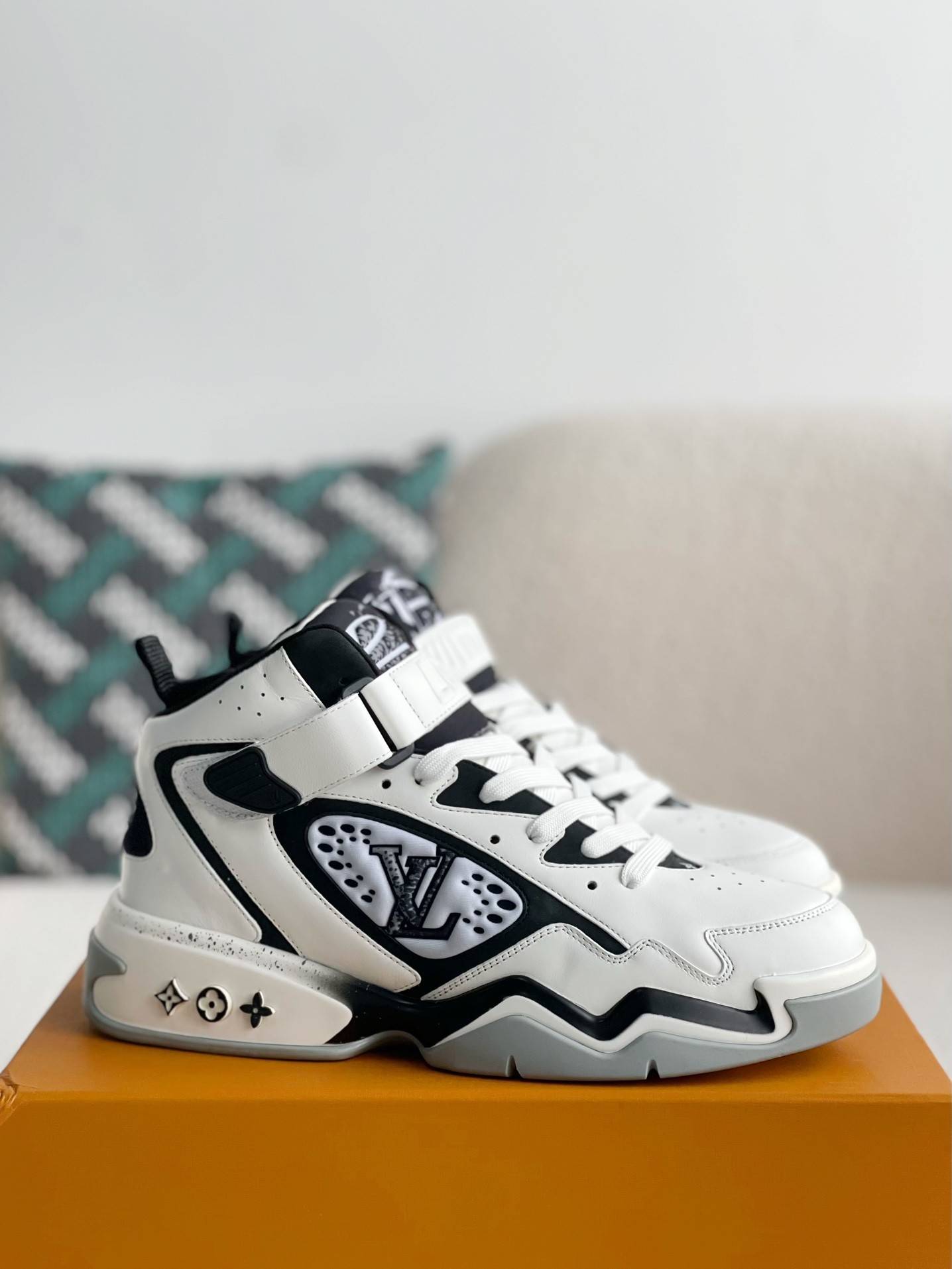 L*V Trainer  Adjustable Mode Paste Sports Casual Shoes