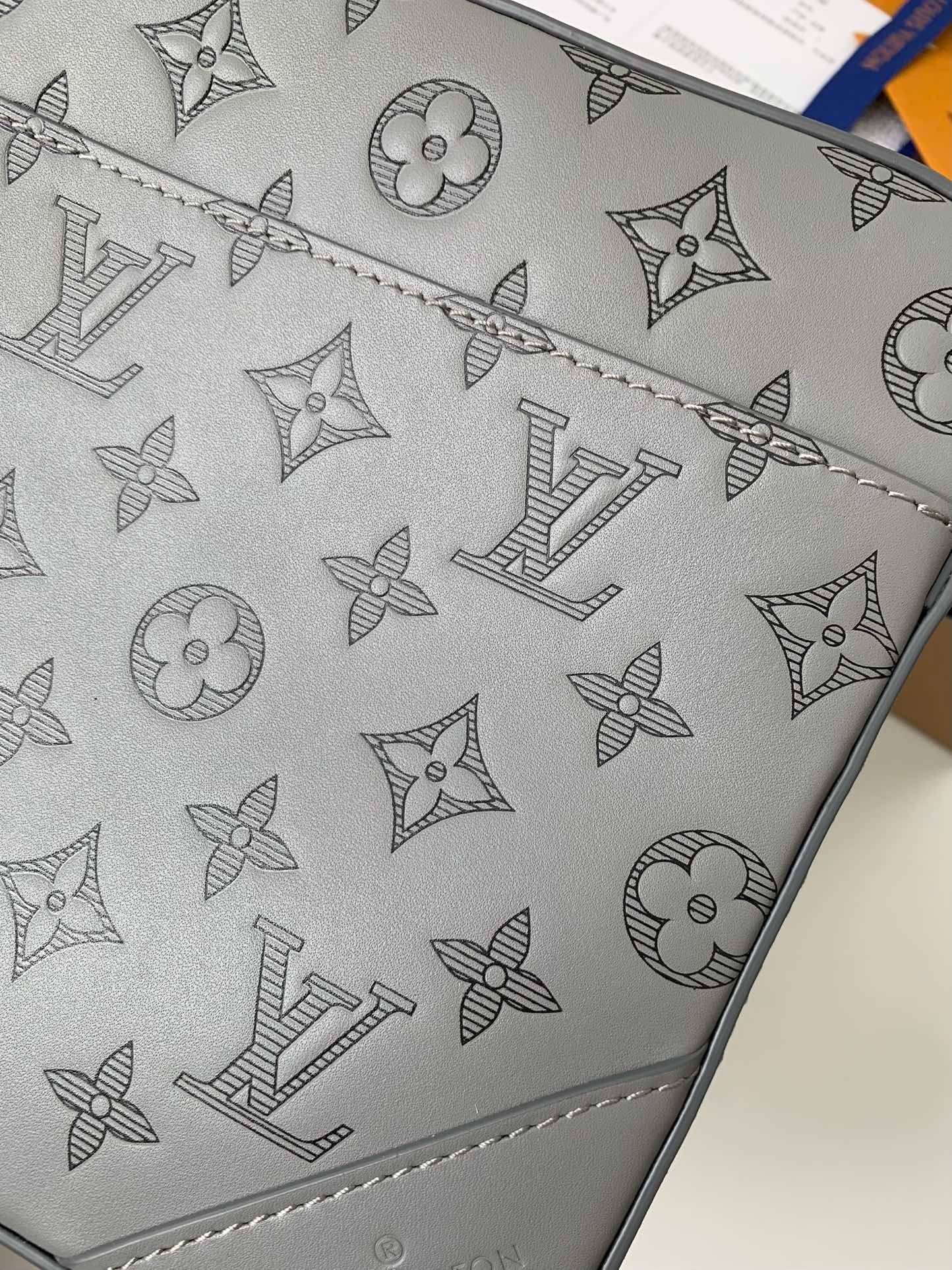 L*V DUO messenger bag M46104 SIZE:26*18.5*5cm