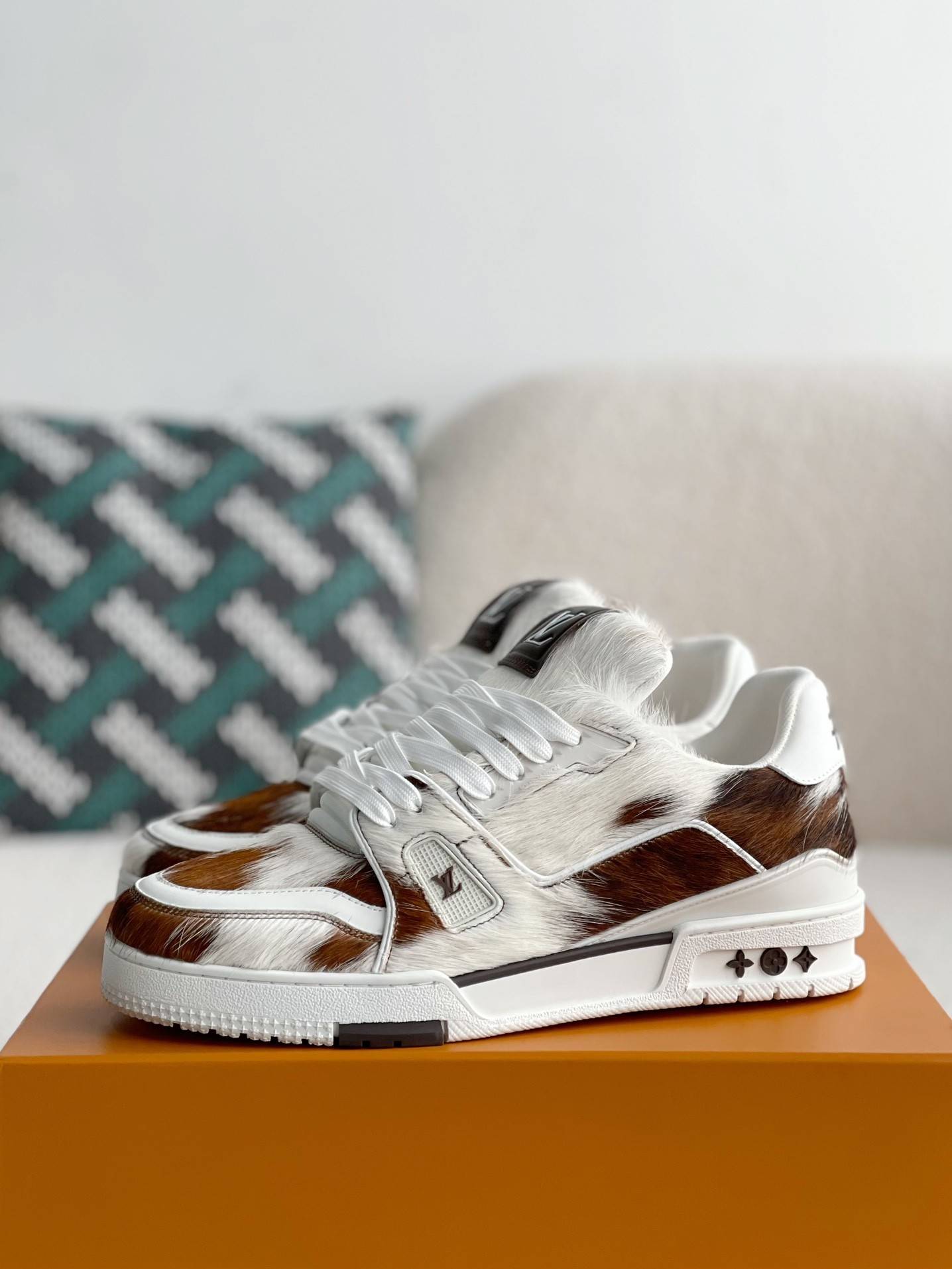 L*V TRAINER SNEAKERS