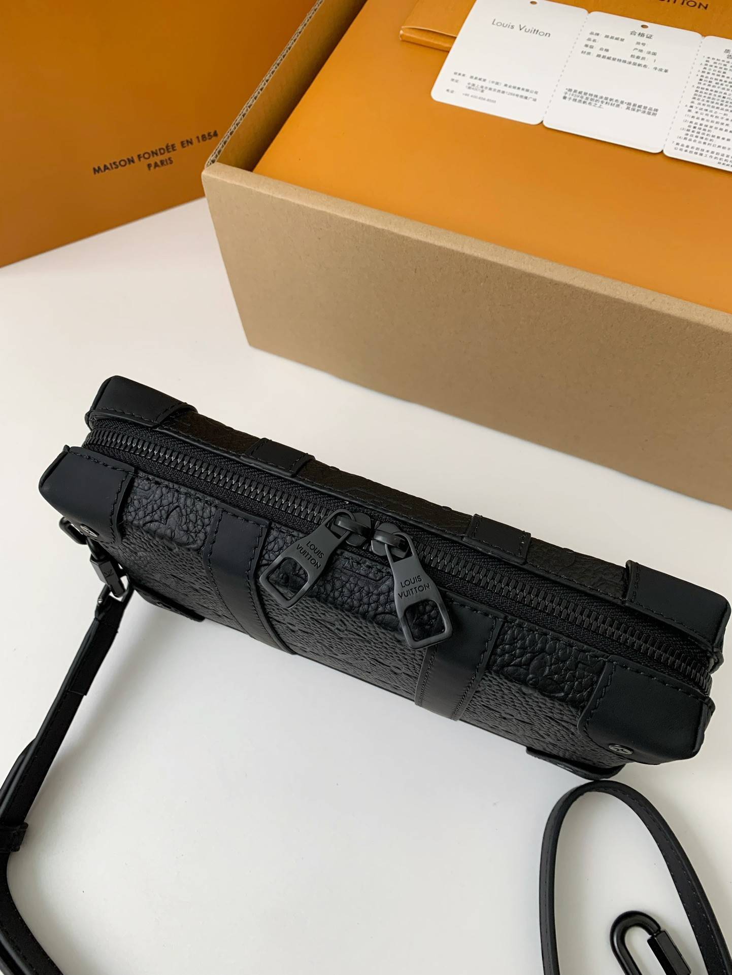 L*V's new Sac Plat Horizontal Zippé men's black flower briefcase M80224 Size:  22.5*14*5cm