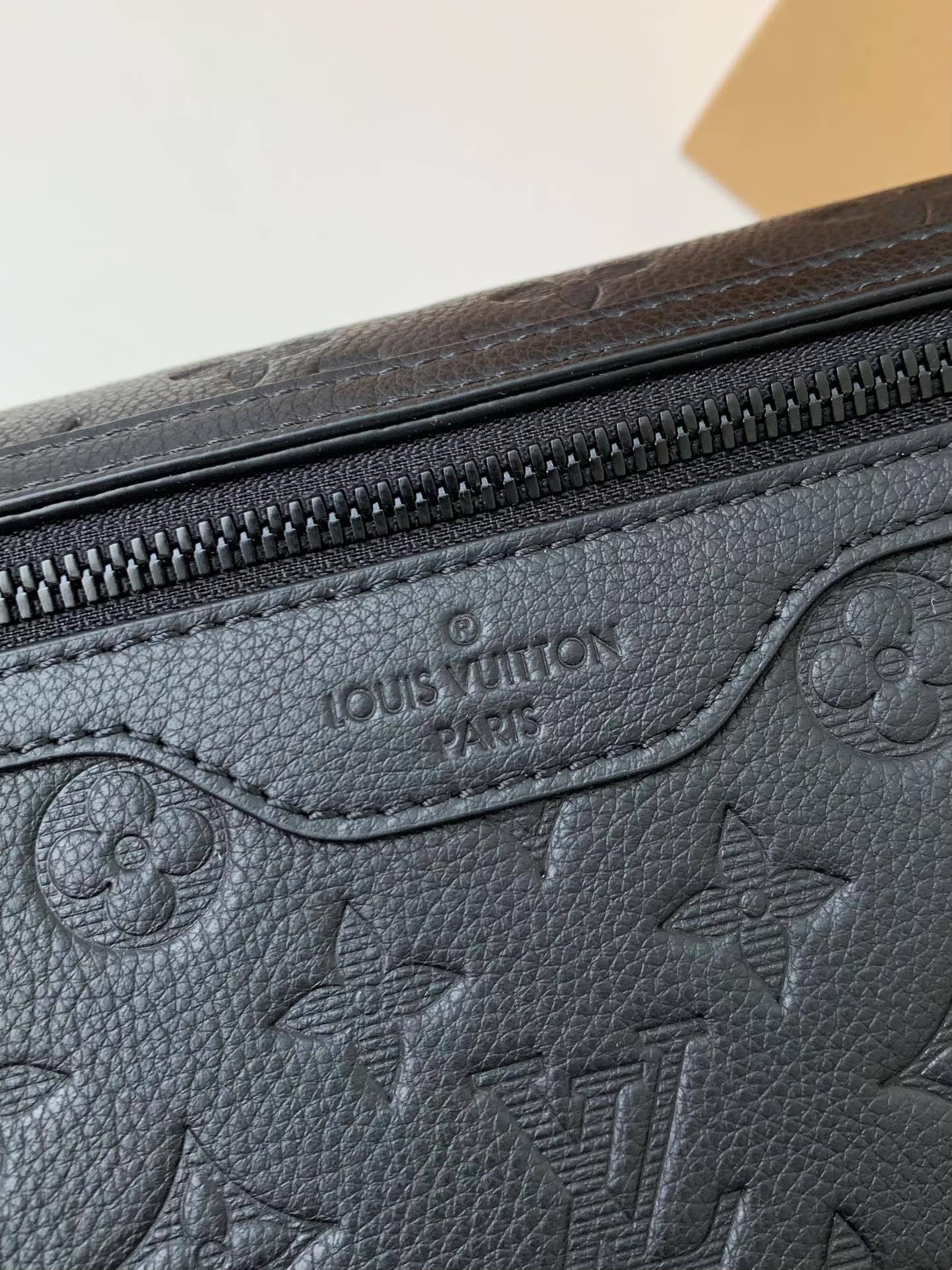 New L*V VOYAGER small men's messenger bag M25121 Size: 33*22.5*11cm