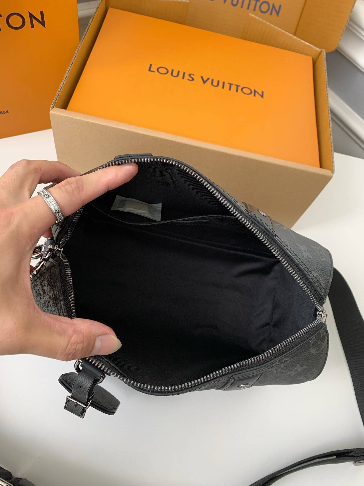 L*V CITY KEEPALL Men's Handbag M45936, Top Quality Size: 27 * 17 * 13cm