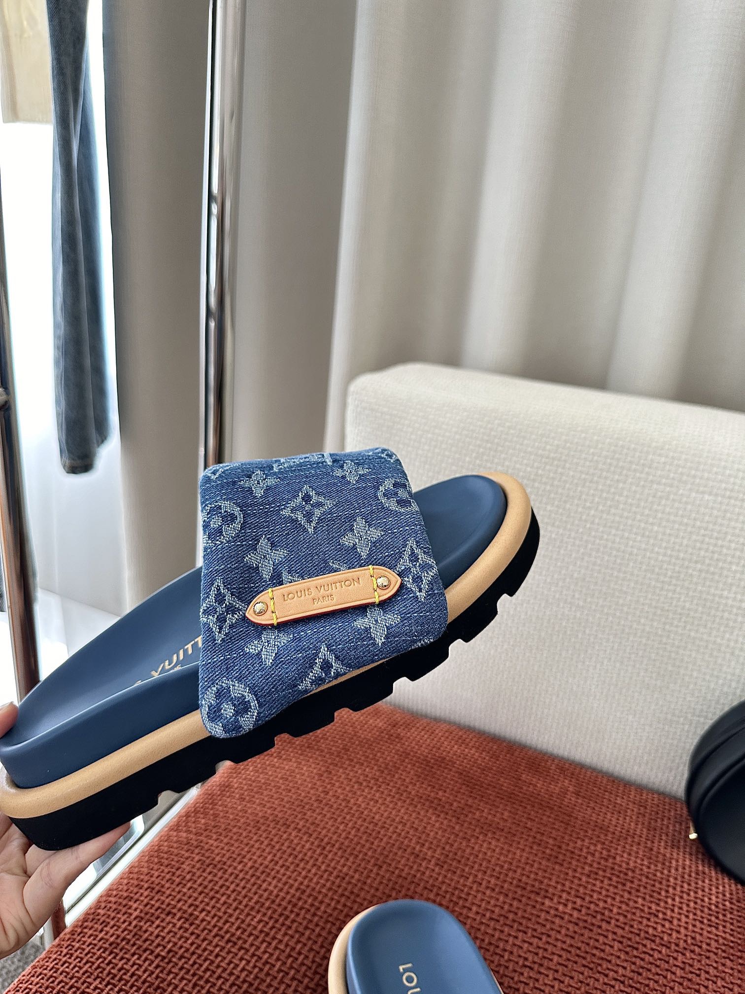 L*V Pool Pillow Flat Comfort