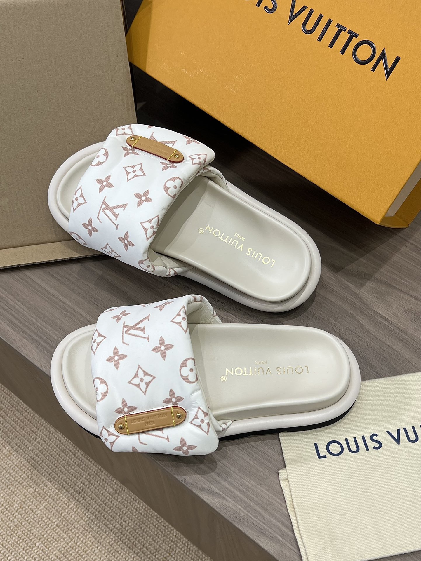 L*V Pool Pillow Flat Comfort