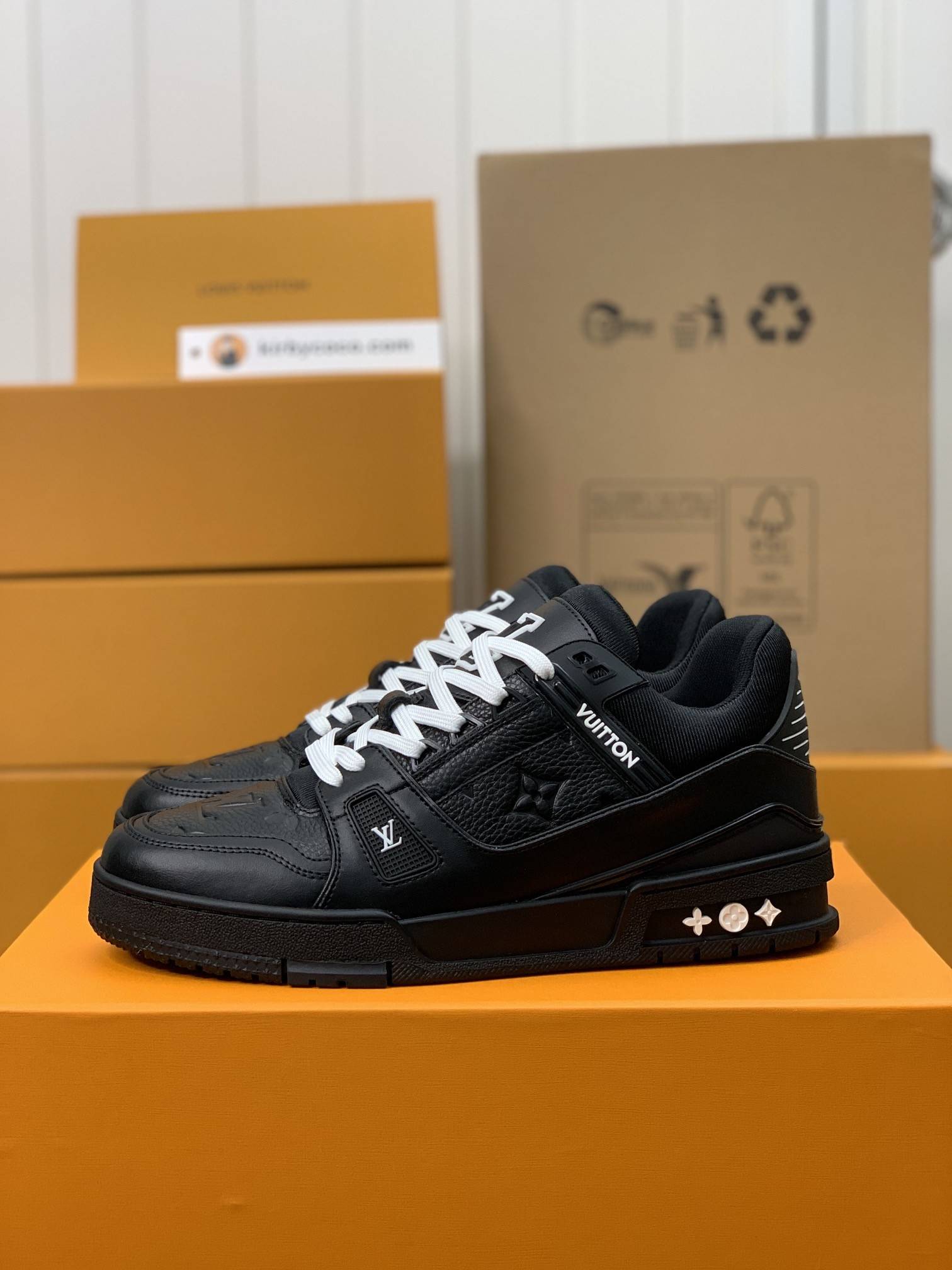 L*V TRAINER Sneakers