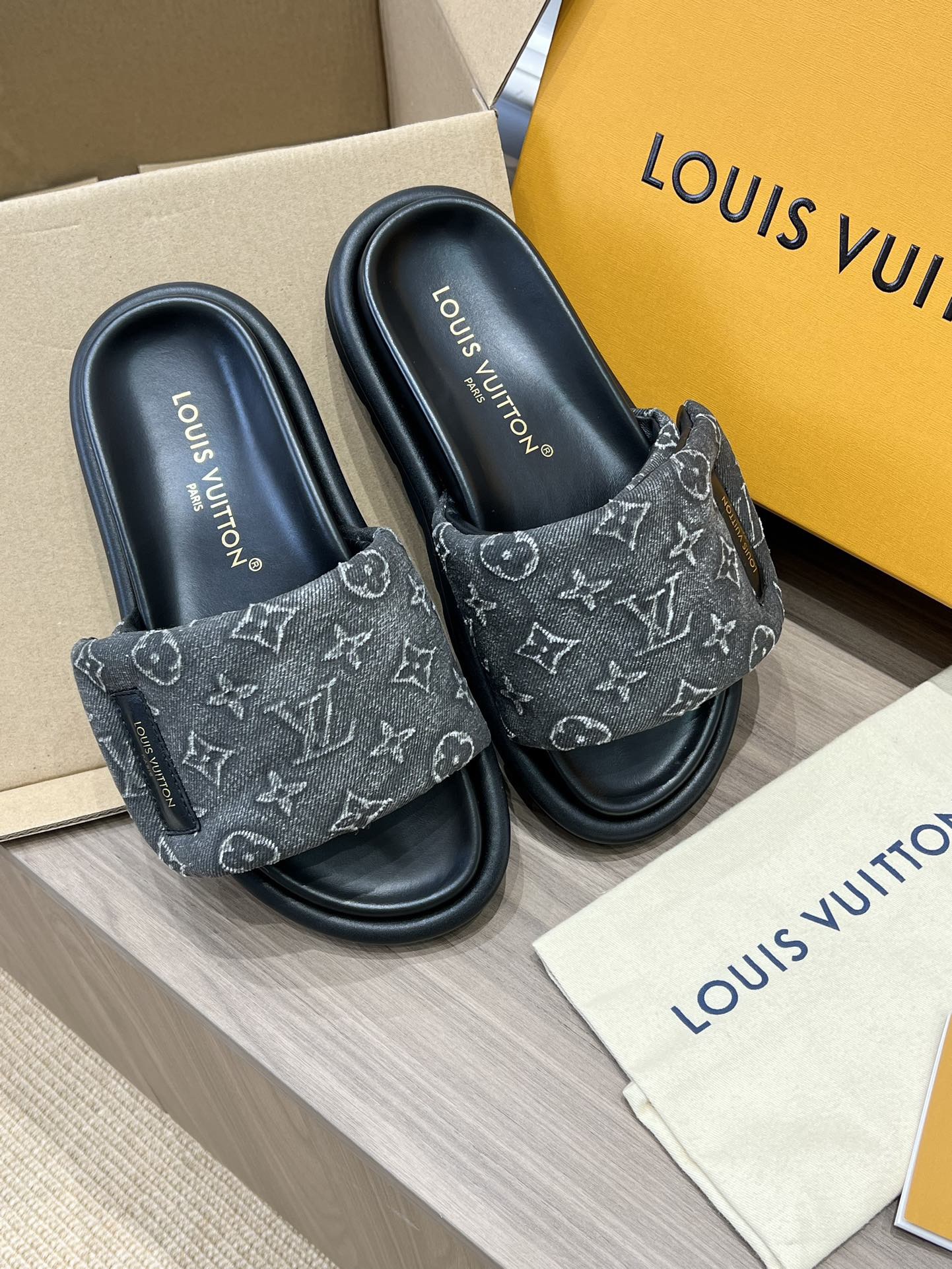 L*V Pool Pillow Flat Comfort