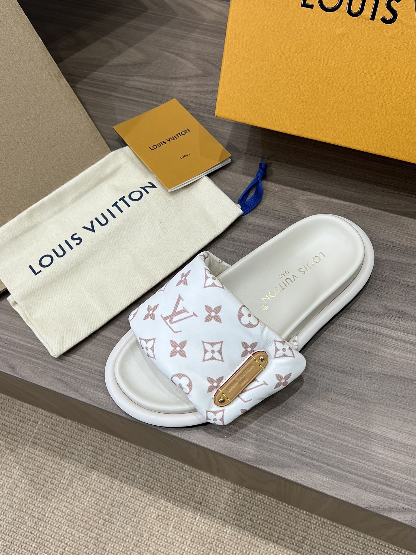 L*V Pool Pillow Flat Comfort