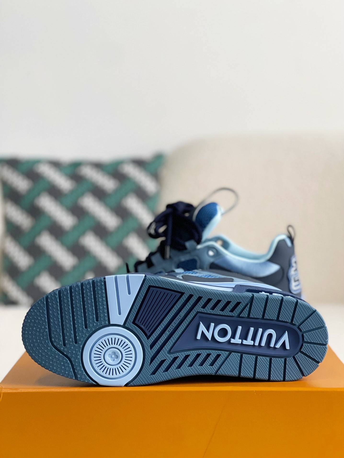 L*V RUNNER TATIC sneakers