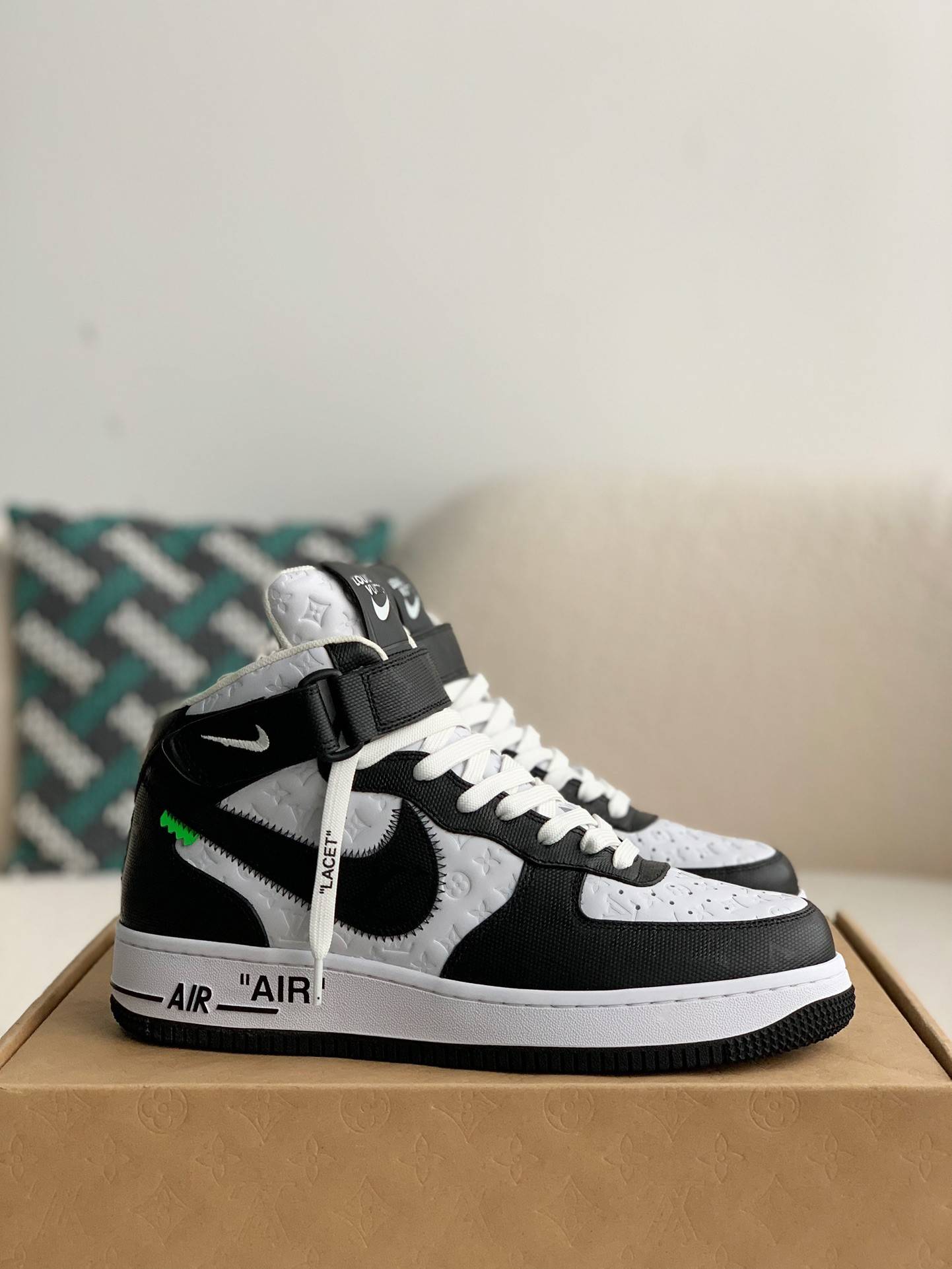 L*V   SNEAKERS