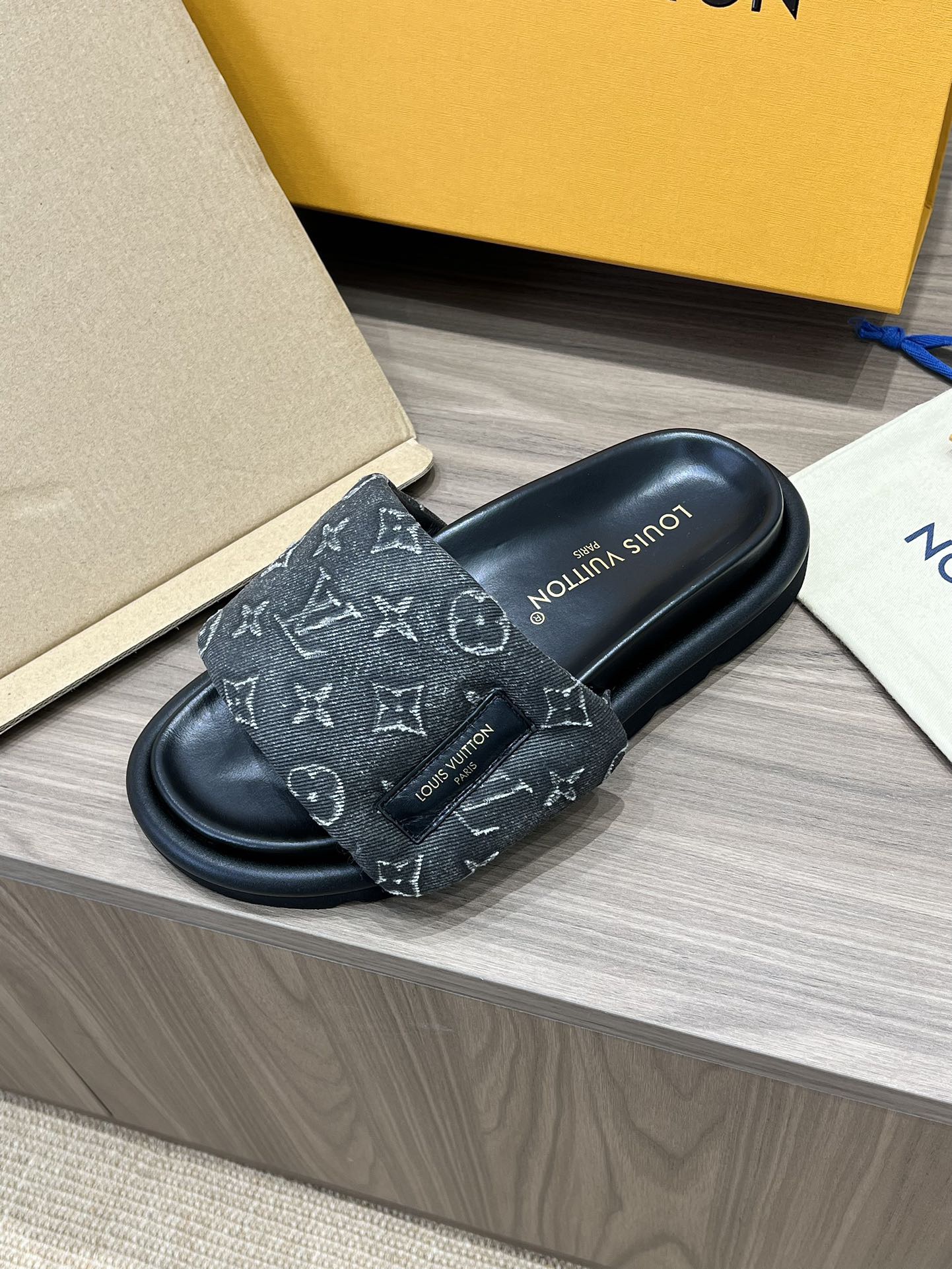 L*V Pool Pillow Flat Comfort