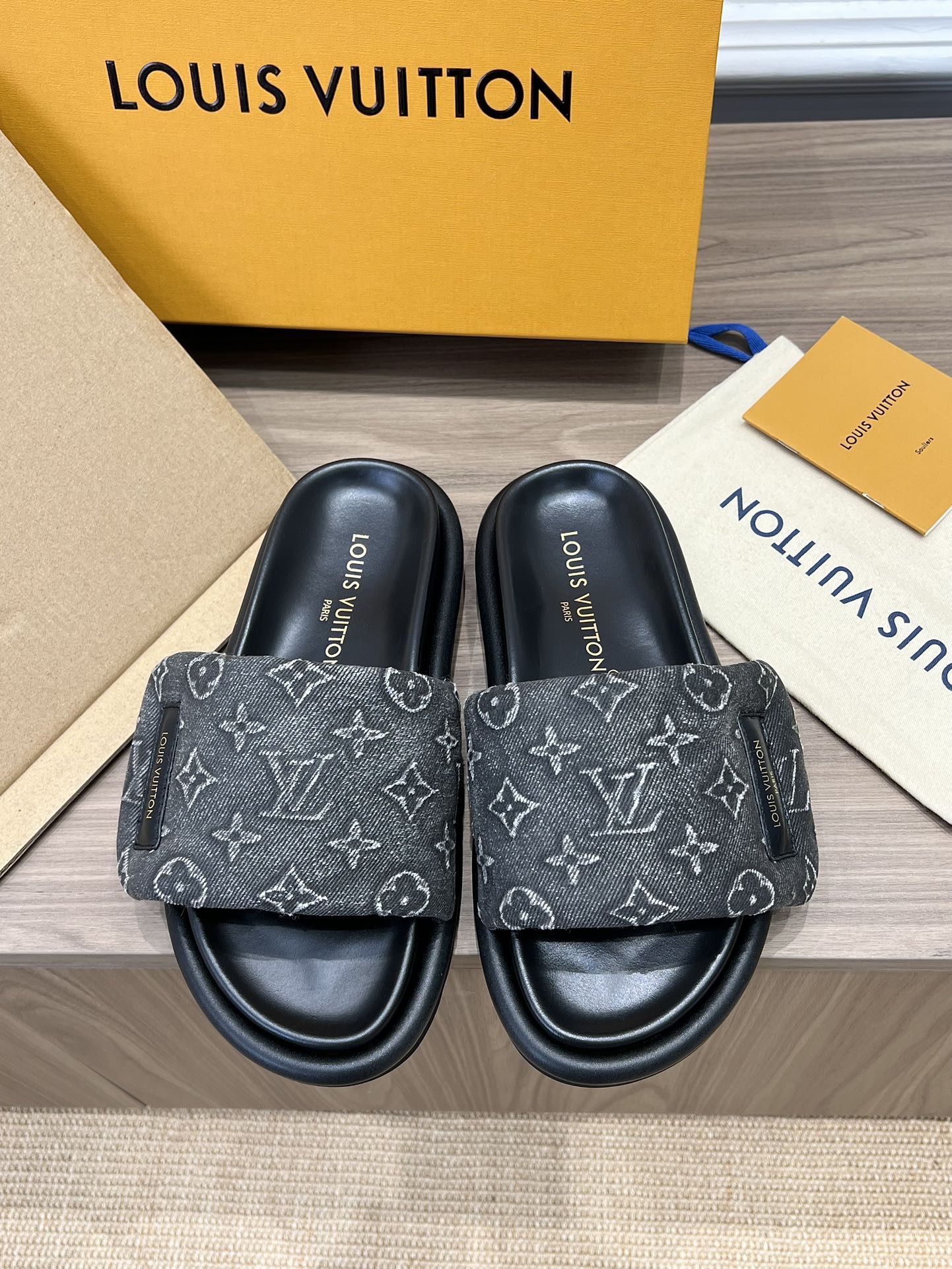 L*V Pool Pillow Flat Comfort