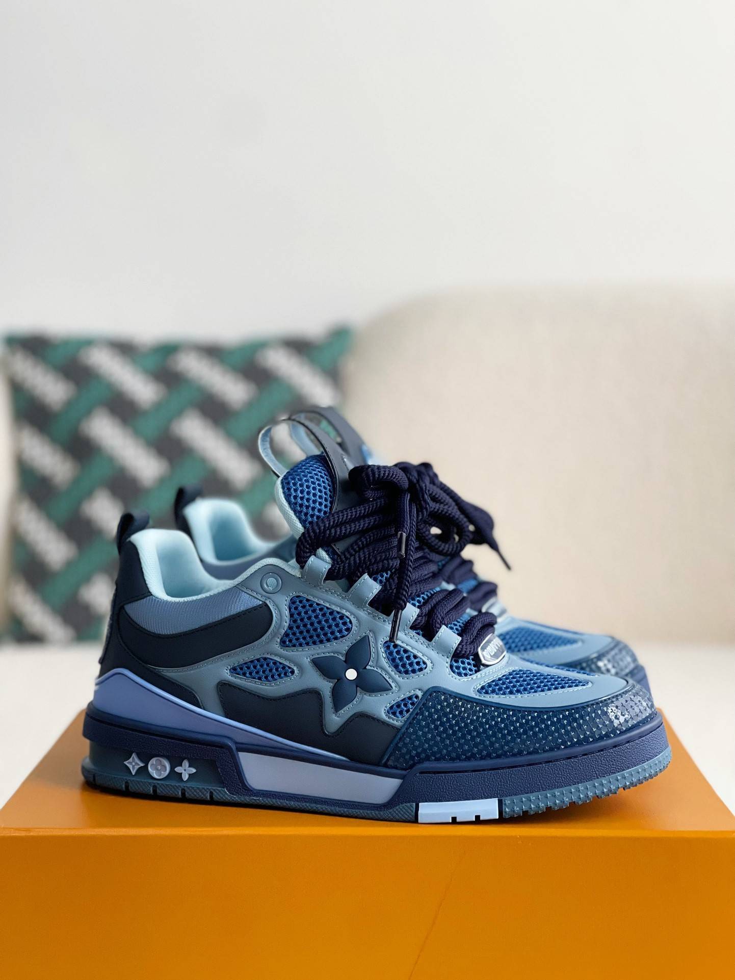 L*V RUNNER TATIC sneakers