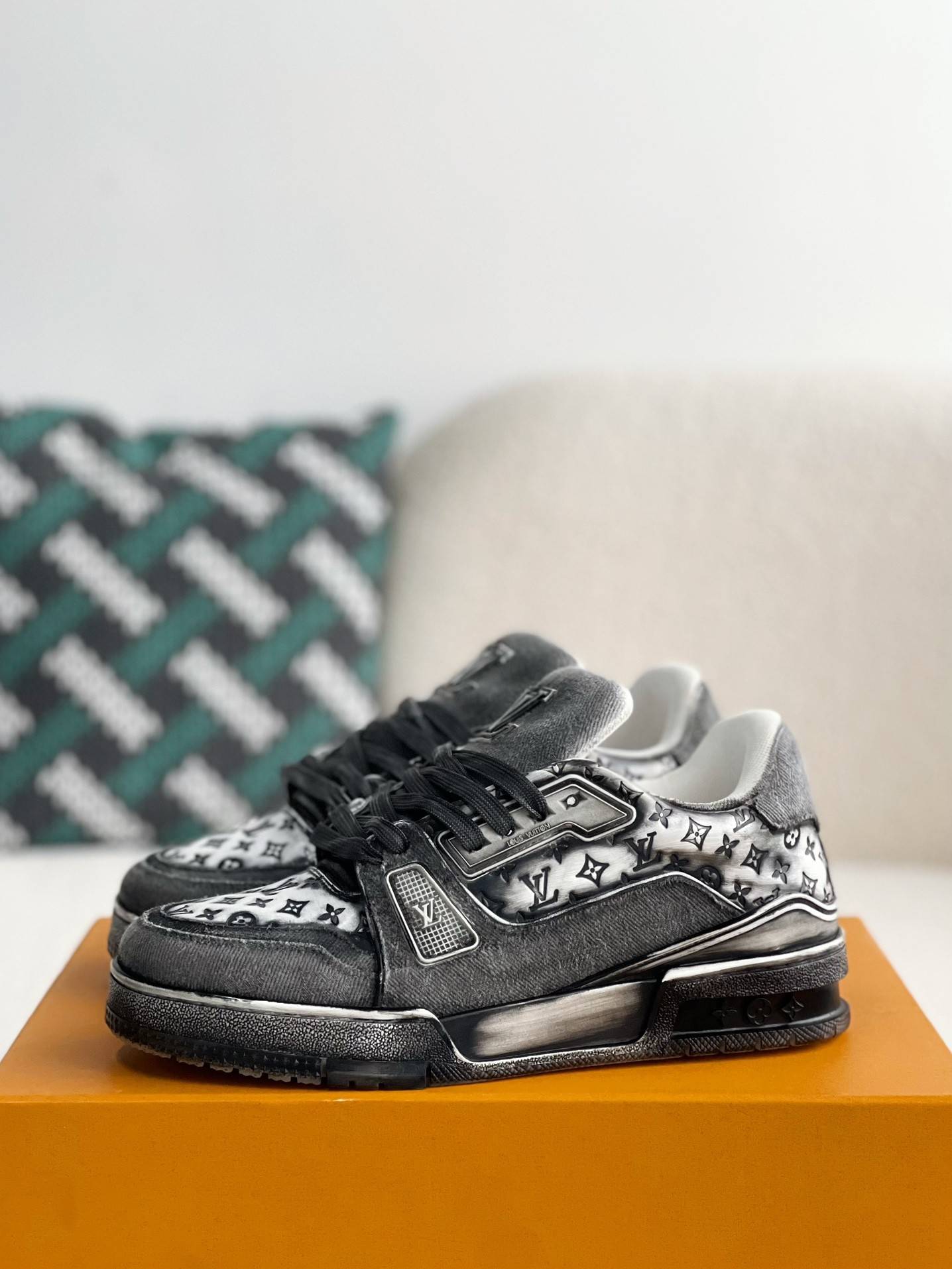 L*V TRAINER SNEAKERS